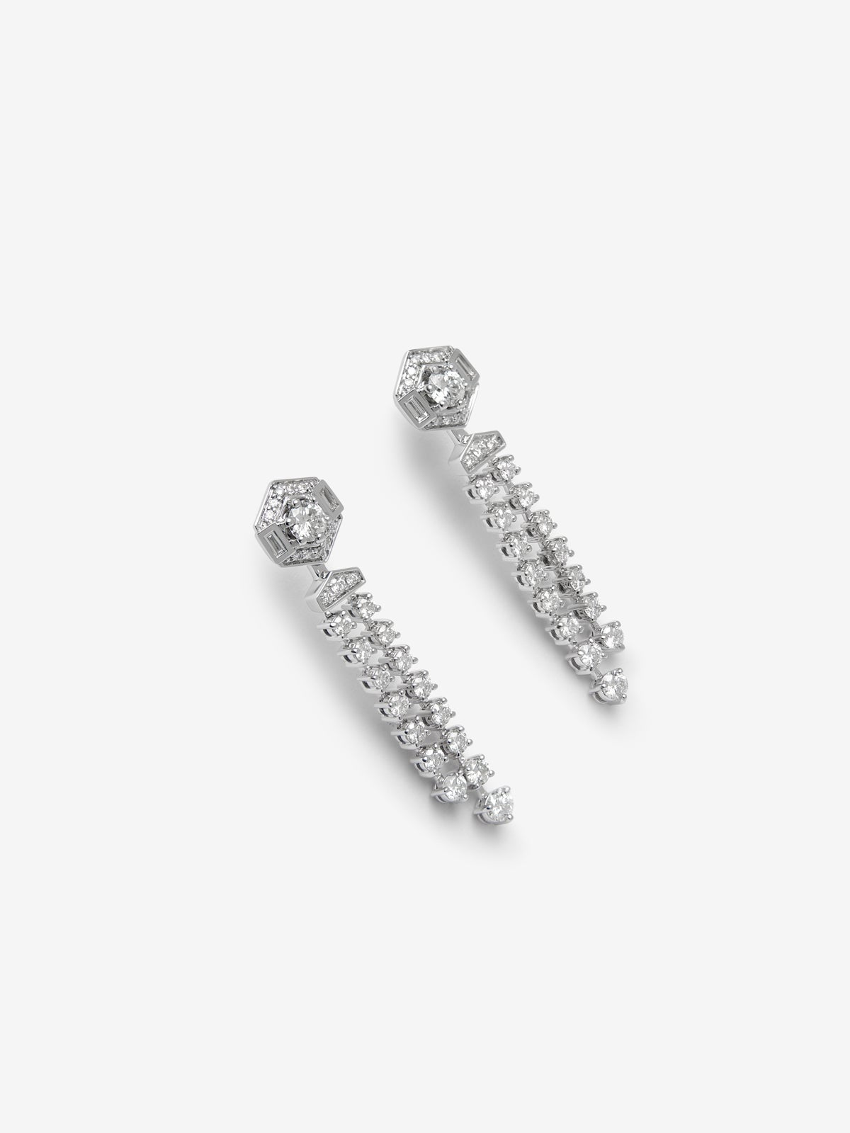 Pendientes de oro blanco de 18K con diamantes en talla brillante con un total de 1,25 cts y diamantes en talla baguette de 0,1 cts