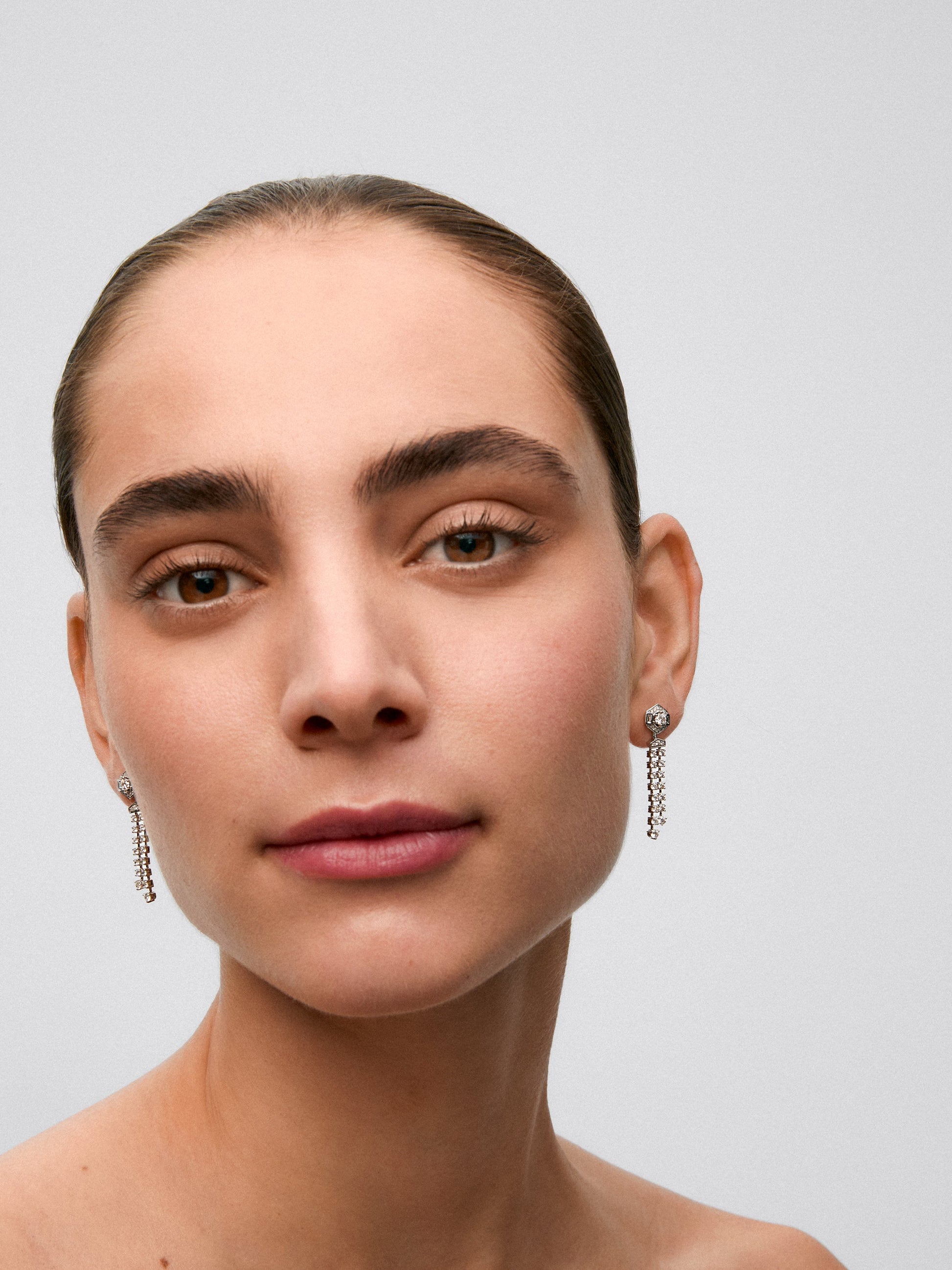Pendientes de oro blanco de 18K con diamantes en talla brillante con un total de 1,25 cts y diamantes en talla baguette de 0,1 cts