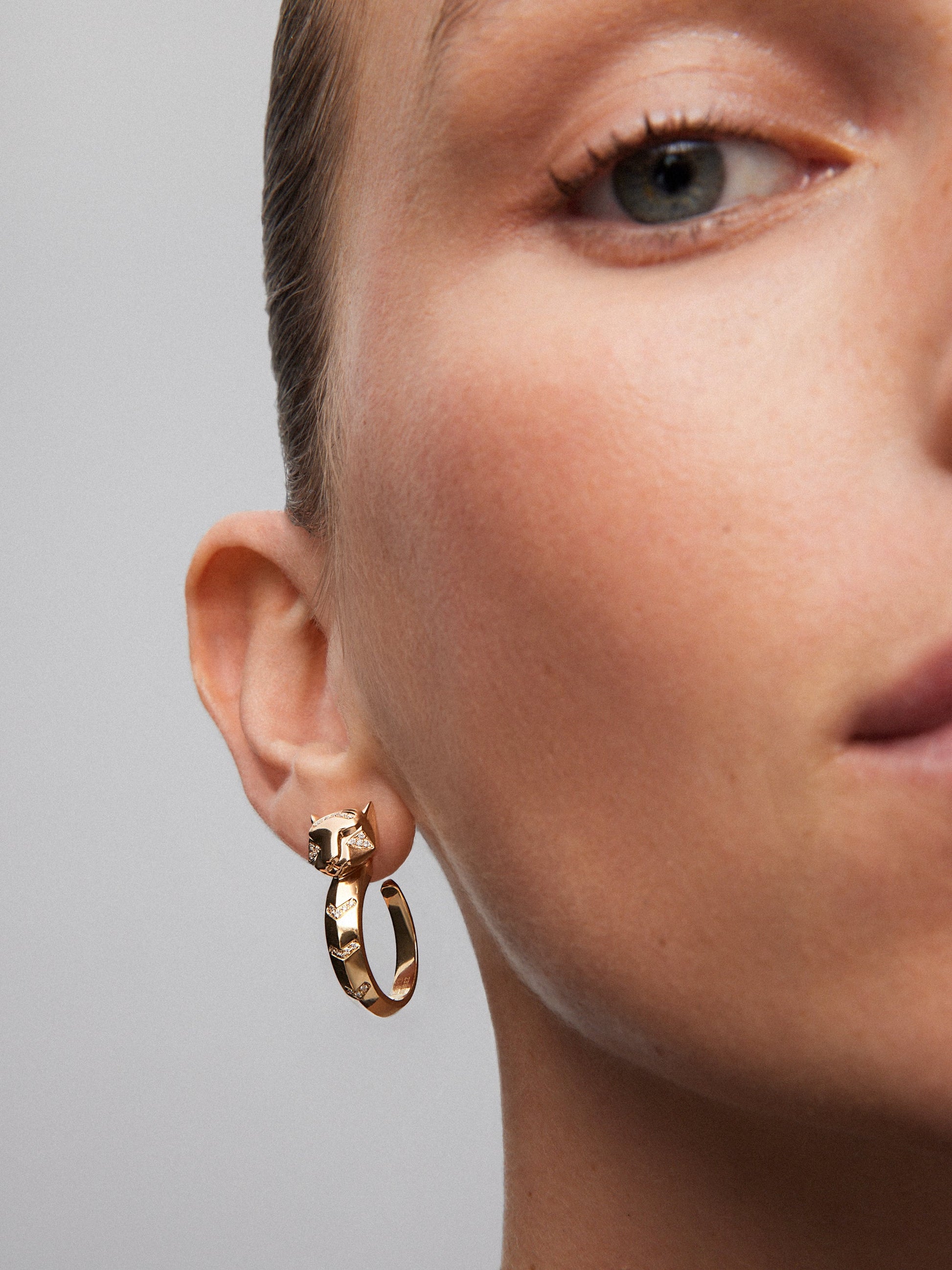 Pendientes de aro de oro amarillo de 18K con 52 diamantes en talla brillante con un total de 0,16 cts y forma de tigre