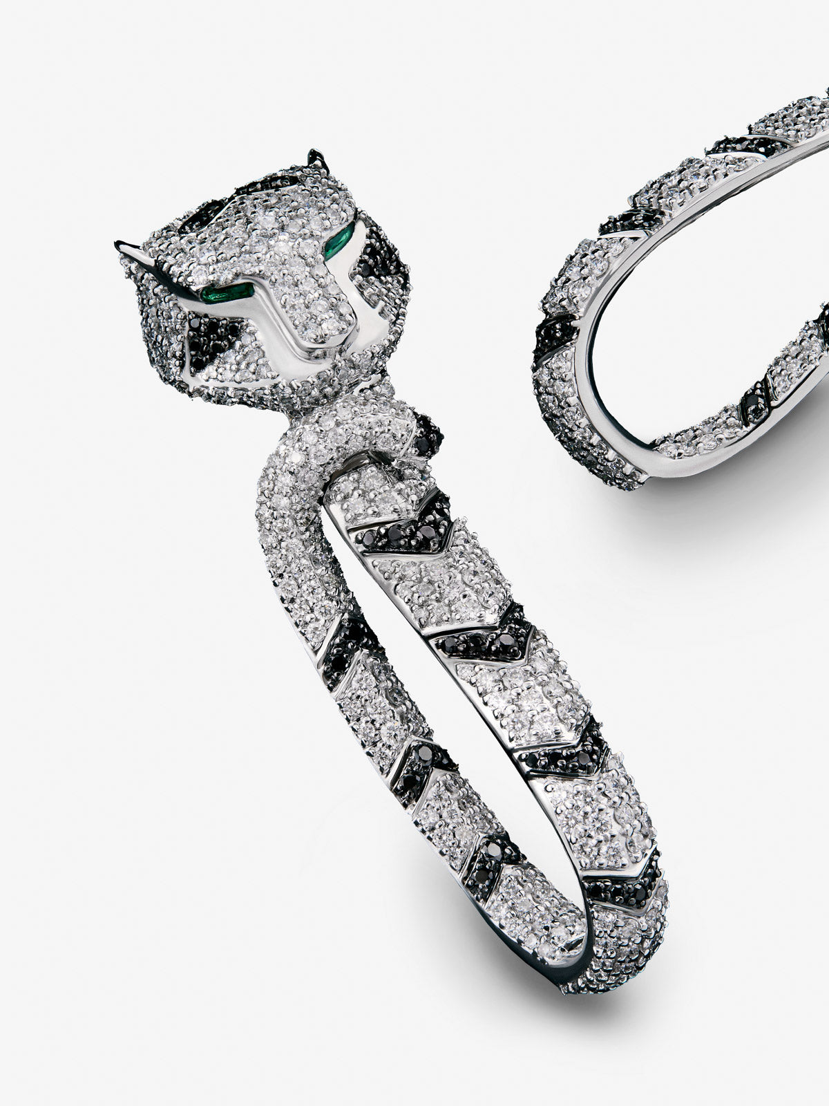 18K white gold earrings with 548 brilliant-cut white diamonds with a total of 2.68 cts, 90 black diamonds with a total of 0.47 cts, and 2 trapezoid-cut emeralds with a total of 0.26 cts shaped tiger
