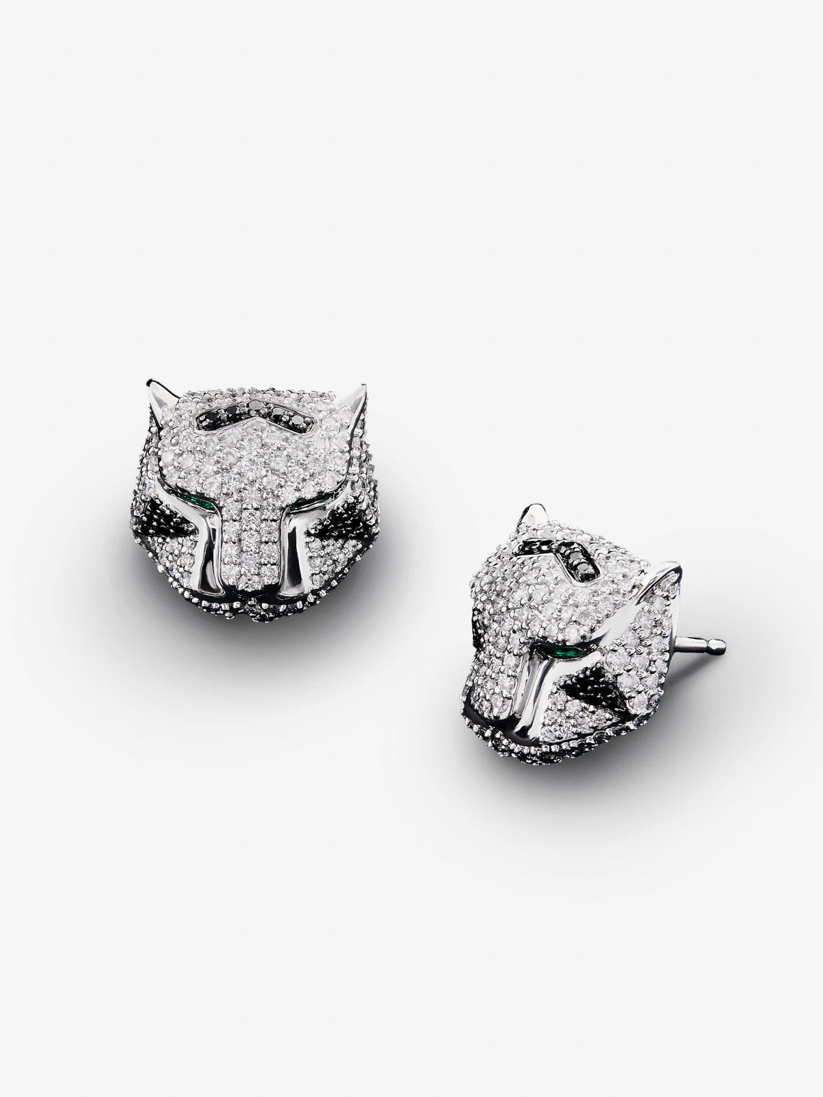 18K white gold earrings with 548 brilliant-cut white diamonds with a total of 2.68 cts, 90 black diamonds with a total of 0.47 cts, and 2 trapezoid-cut emeralds with a total of 0.26 cts shaped tiger