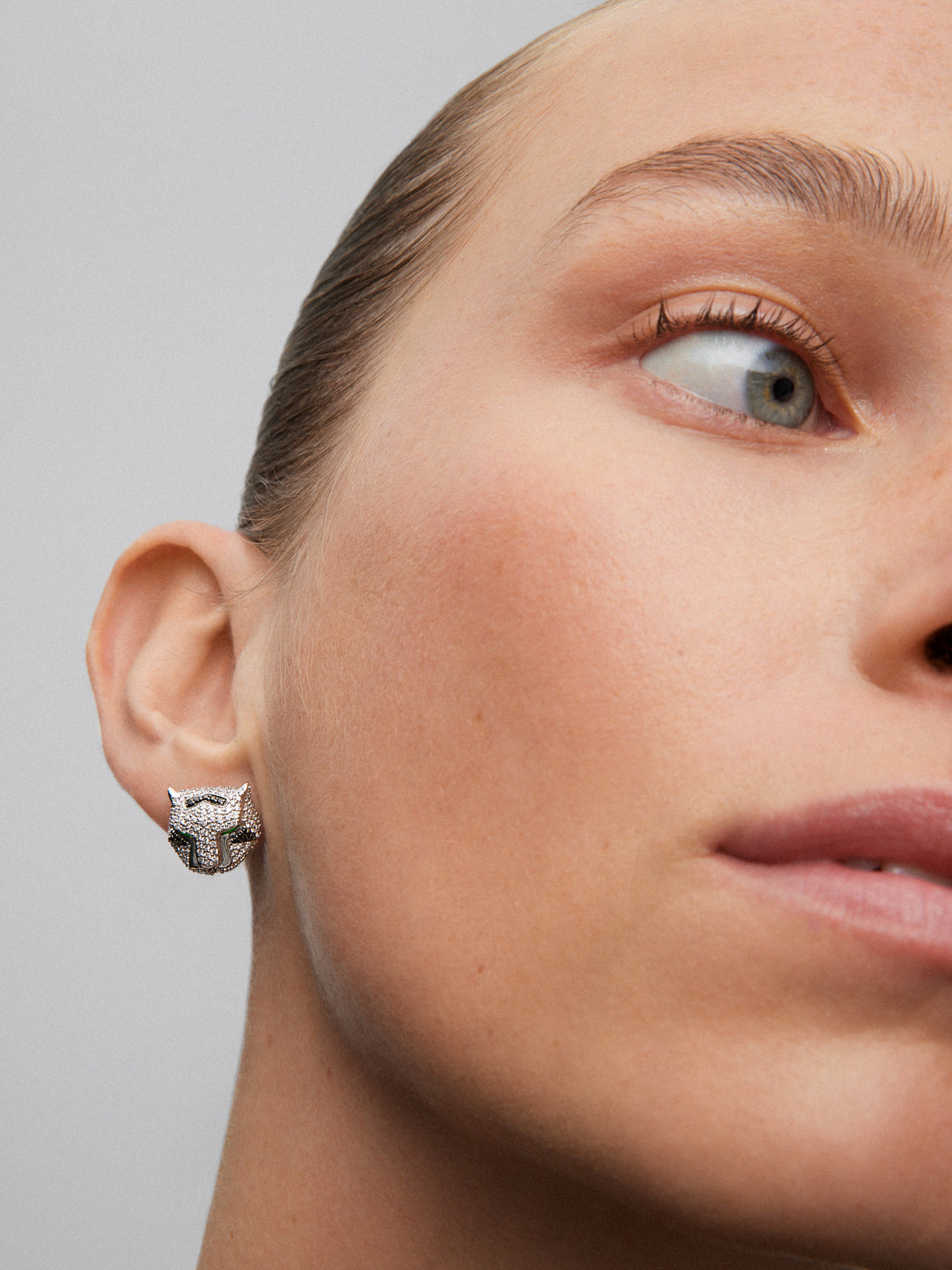 18K white gold earrings with 548 brilliant-cut white diamonds with a total of 2.68 cts, 90 black diamonds with a total of 0.47 cts, and 2 trapezoid-cut emeralds with a total of 0.26 cts shaped tiger