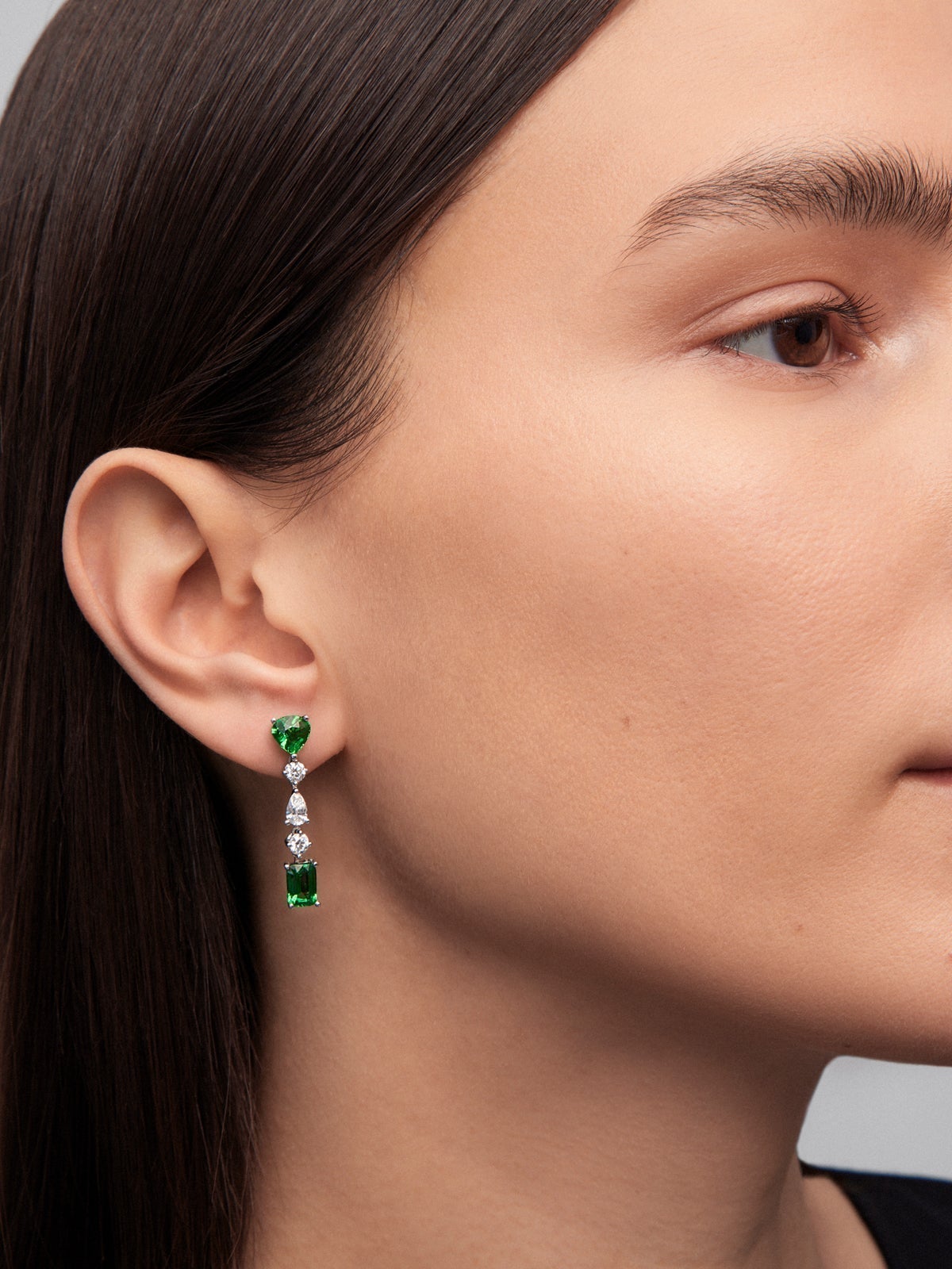 Pendientes de oro blanco de 18K con 4 tsavoritas verdes en talla pera y esmeralda con un total de 8,68 cts y 6 diamantes en talla pera y brillante con un total de 0,98