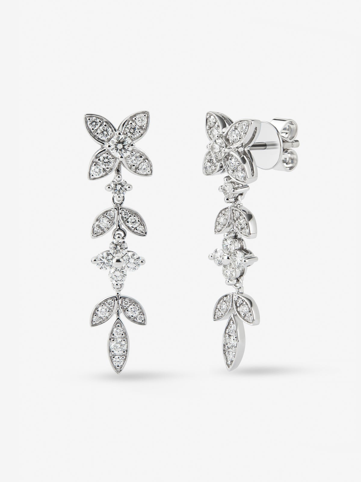 Pendientes de oro blanco de 18K con 62 diamantes en talla brillante con un total de 1,07 cts