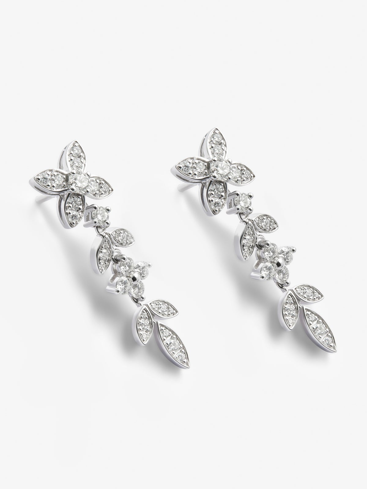 Pendientes de oro blanco de 18K con 62 diamantes en talla brillante con un total de 1,07 cts