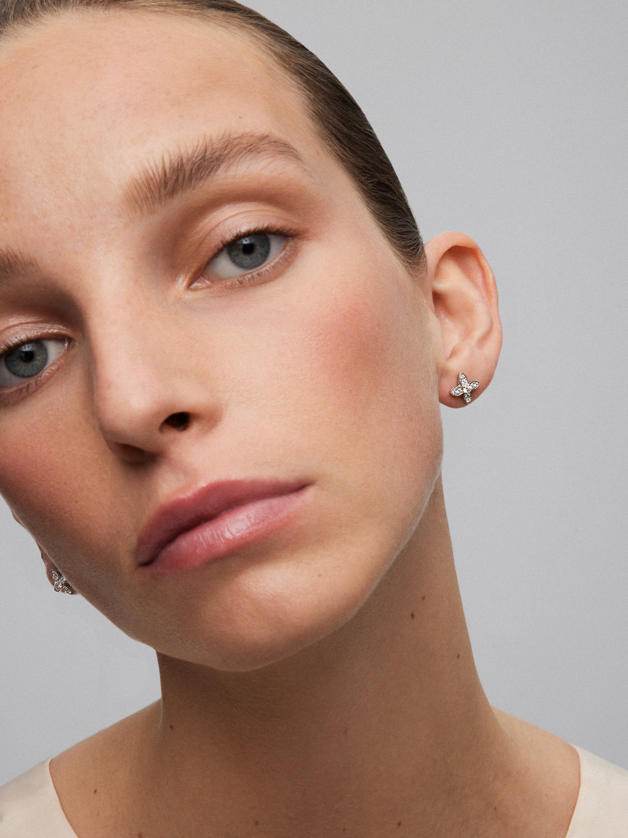 Pendientes de oro blanco de 18K con 62 diamantes en talla brillante con un total de 1,07 cts