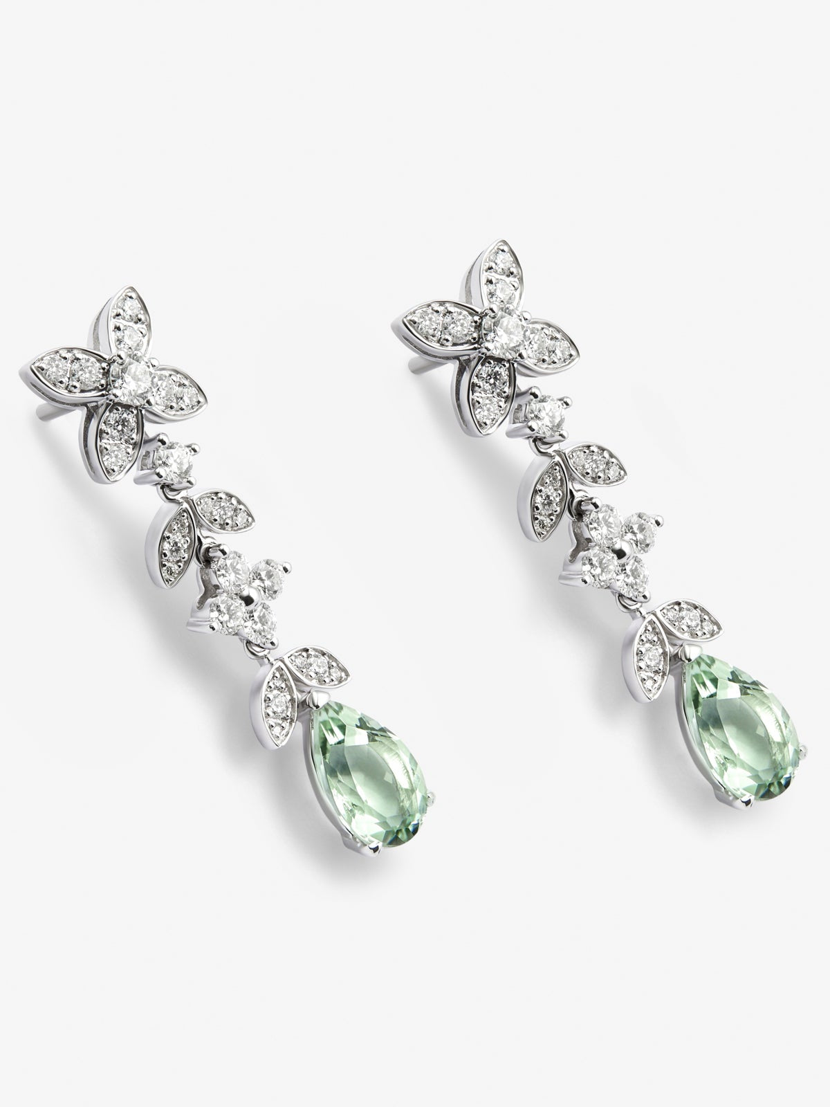Pendientes de oro blanco de 18K con 52 diamantes en talla brillante con un total de 0,95 cts y amatistas verdes en talla pera