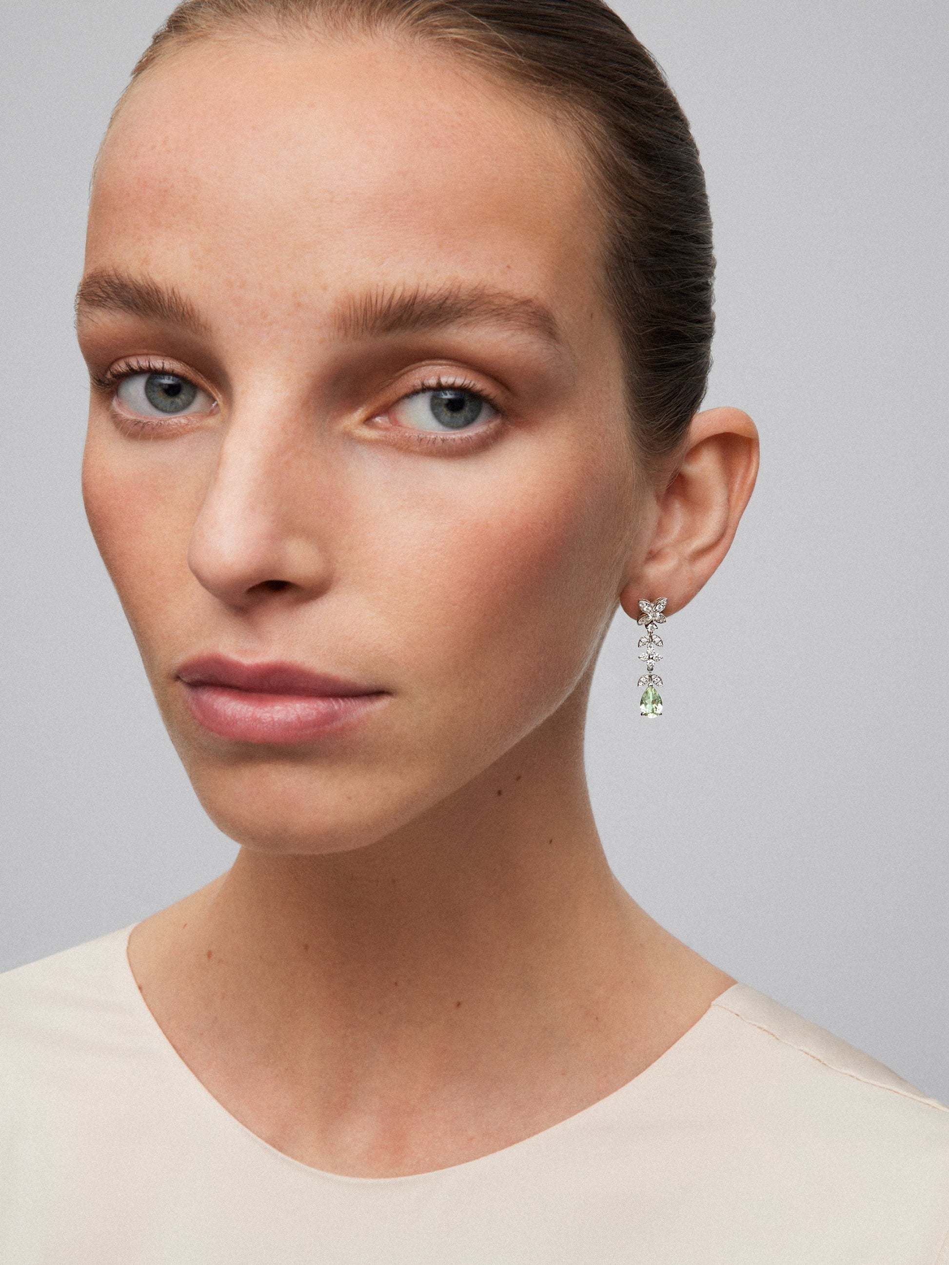 Pendientes de oro blanco de 18K con 52 diamantes en talla brillante con un total de 0,95 cts y amatistas verdes en talla pera