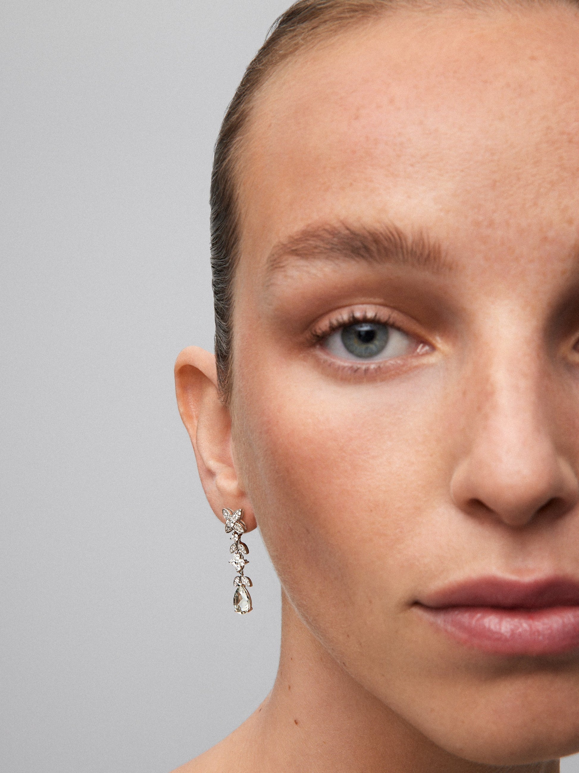 Pendientes de oro blanco de 18K con 52 diamantes en talla brillante con un total de 0,95 cts y amatistas verdes en talla pera