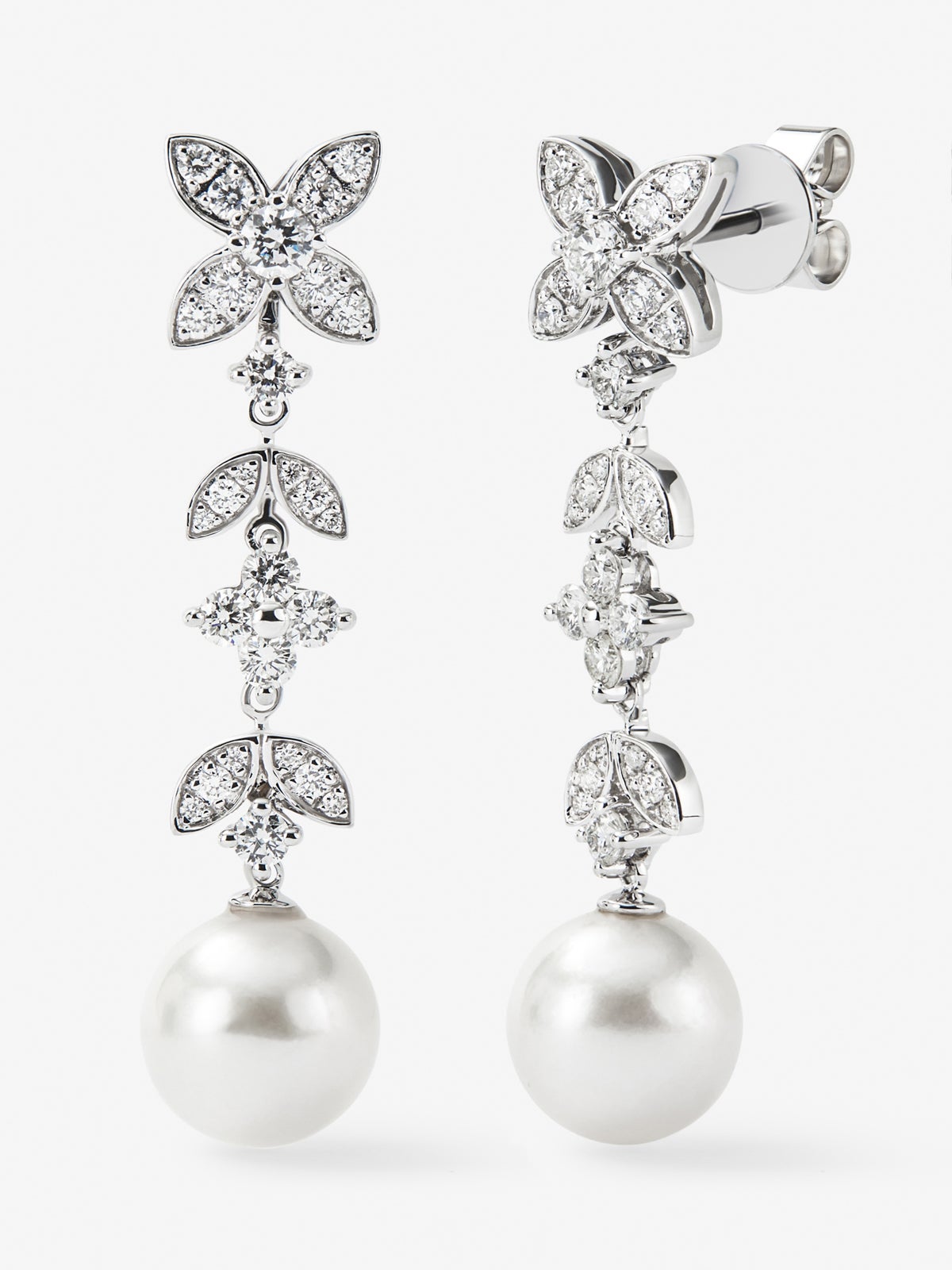 Pendientes de oro blanco de 18K con 62 diamantes en talla brillante con un total de 0,99 cts y 2 perlas akoya de 8,5 mm