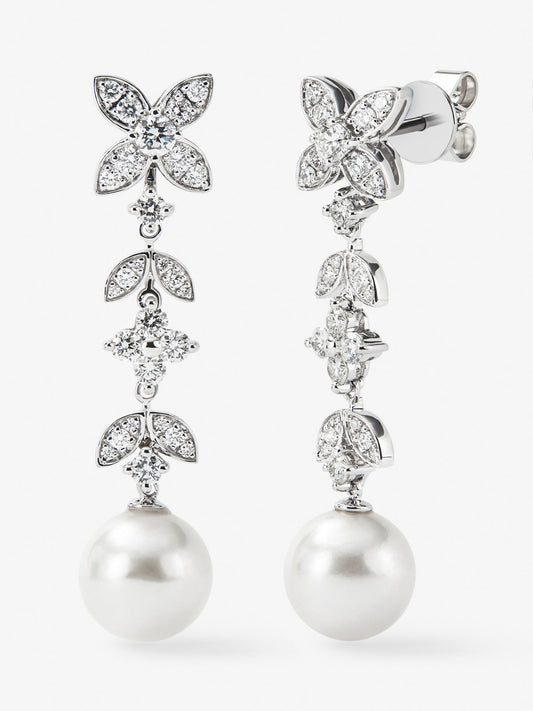 Pendientes de oro blanco de 18K con 62 diamantes en talla brillante con un total de 0,99 cts y 2 perlas akoya de 8,5 mm