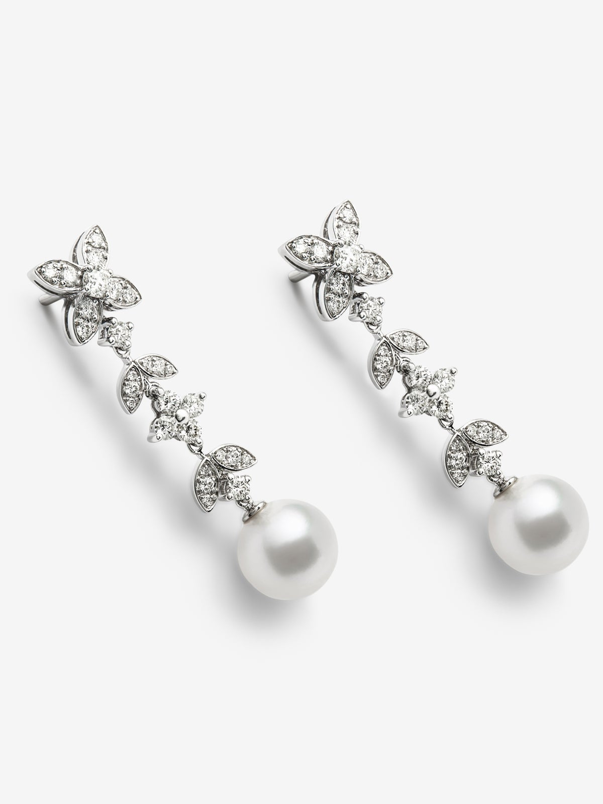 Pendientes de oro blanco de 18K con 62 diamantes en talla brillante con un total de 0,99 cts y 2 perlas akoya de 8,5 mm