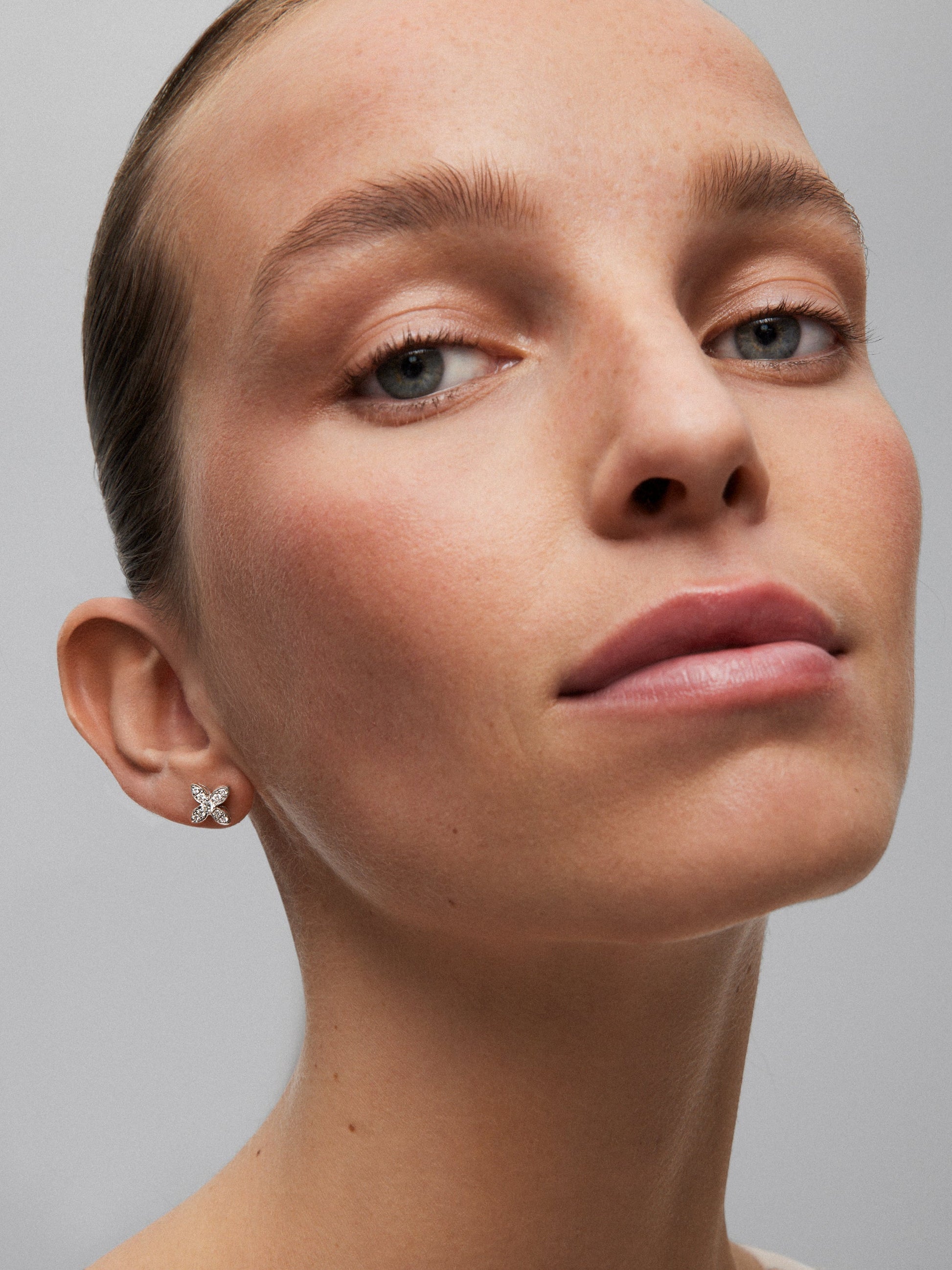 Pendientes de oro blanco de 18K con 62 diamantes en talla brillante con un total de 0,99 cts y 2 perlas akoya de 8,5 mm