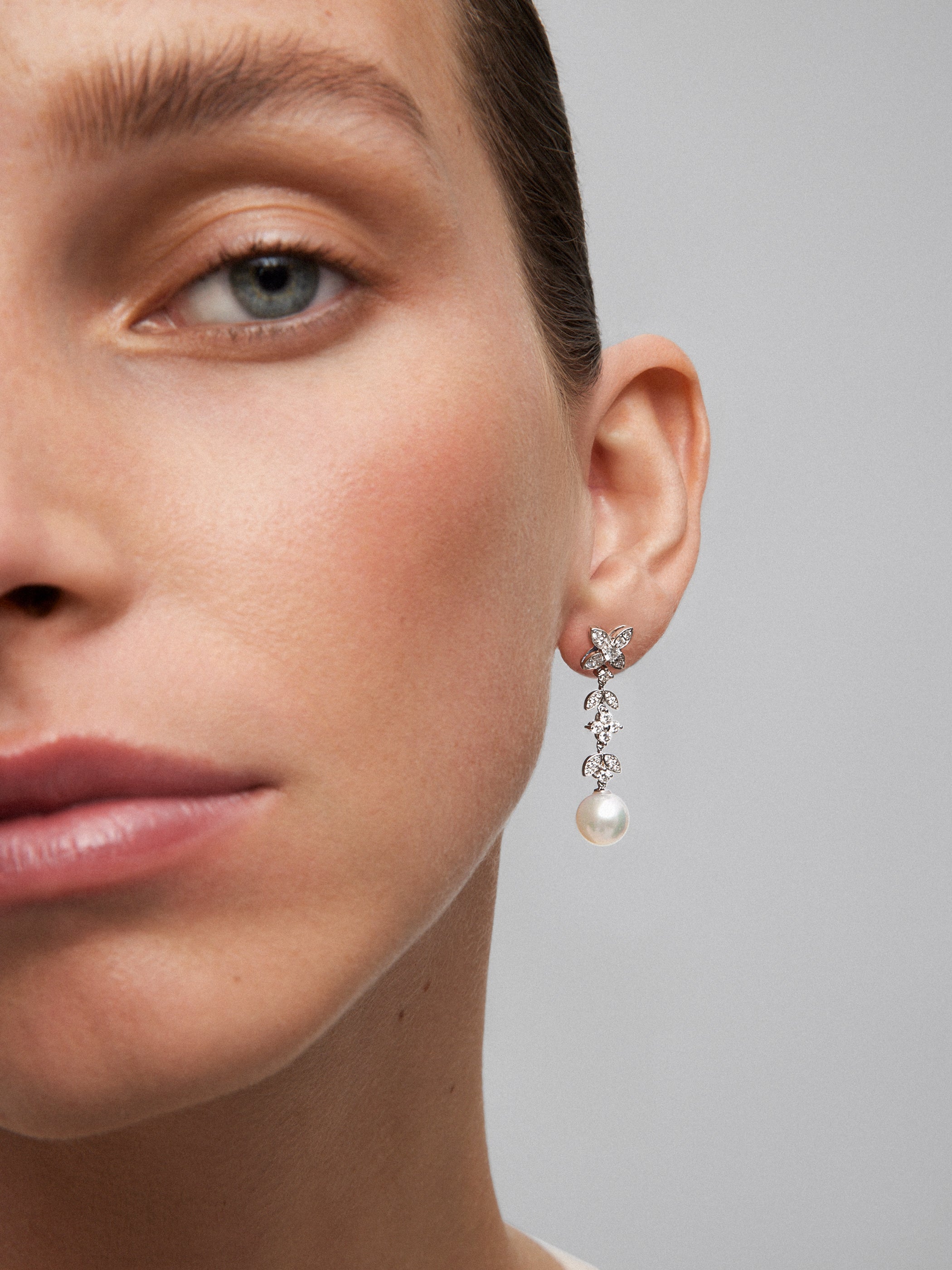 Pendientes de oro blanco de 18K con 62 diamantes en talla brillante con un total de 0,99 cts y 2 perlas akoya de 8,5 mm