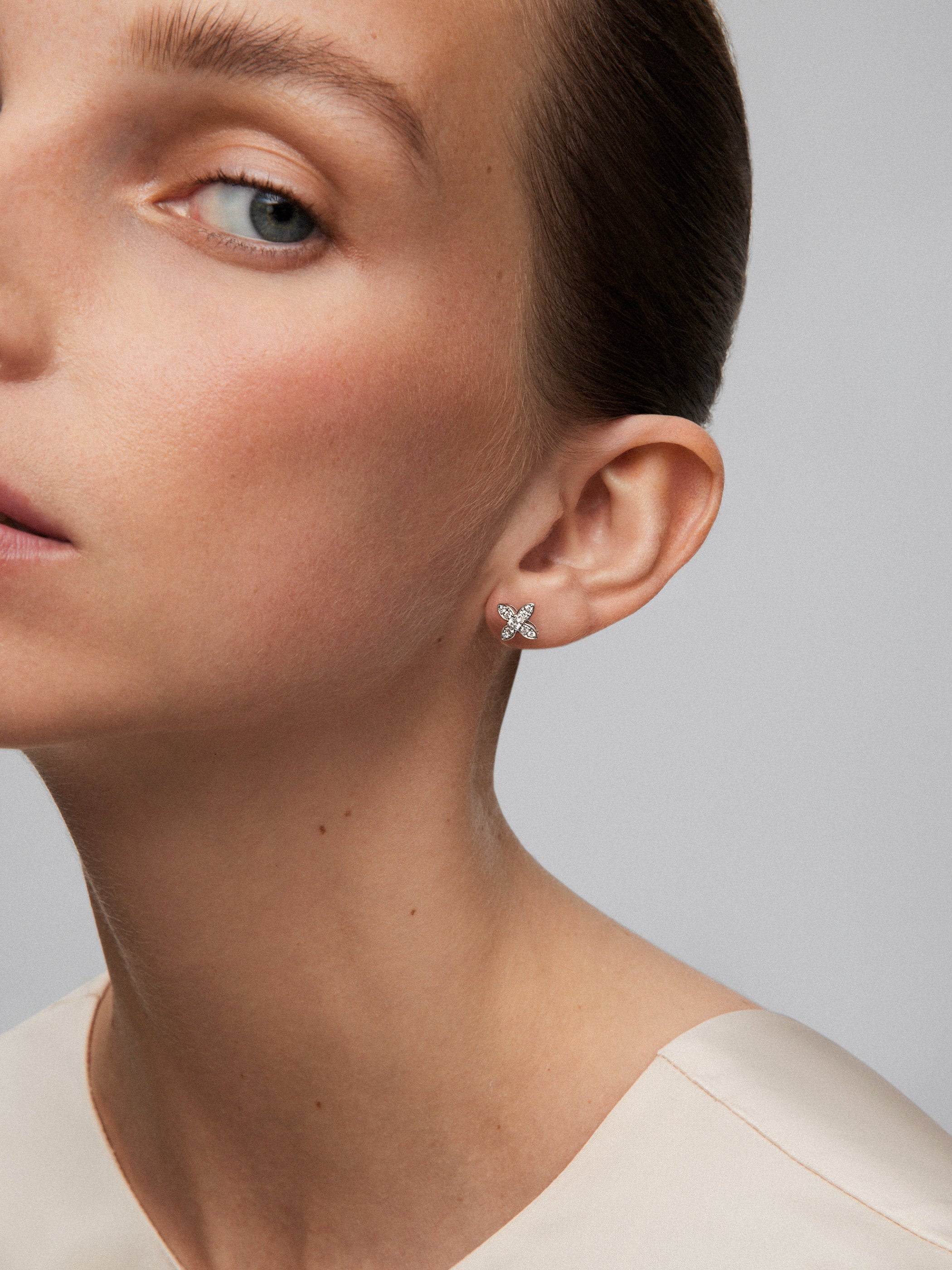 Pendientes de oro blanco de 18K con 62 diamantes en talla brillante con un total de 0,99 cts y 2 perlas akoya de 8,5 mm
