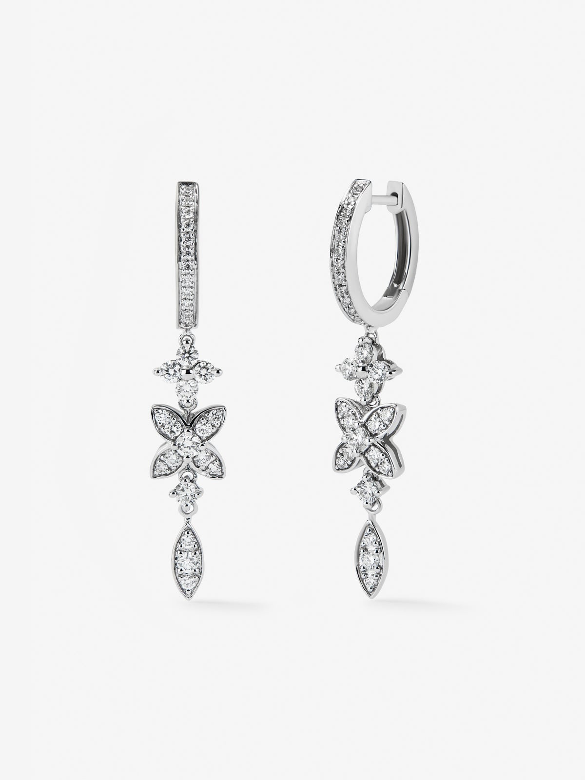 Pendientes de oro blanco de 18K con 58 diamantes en talla brillante con un total de 0,76 cts