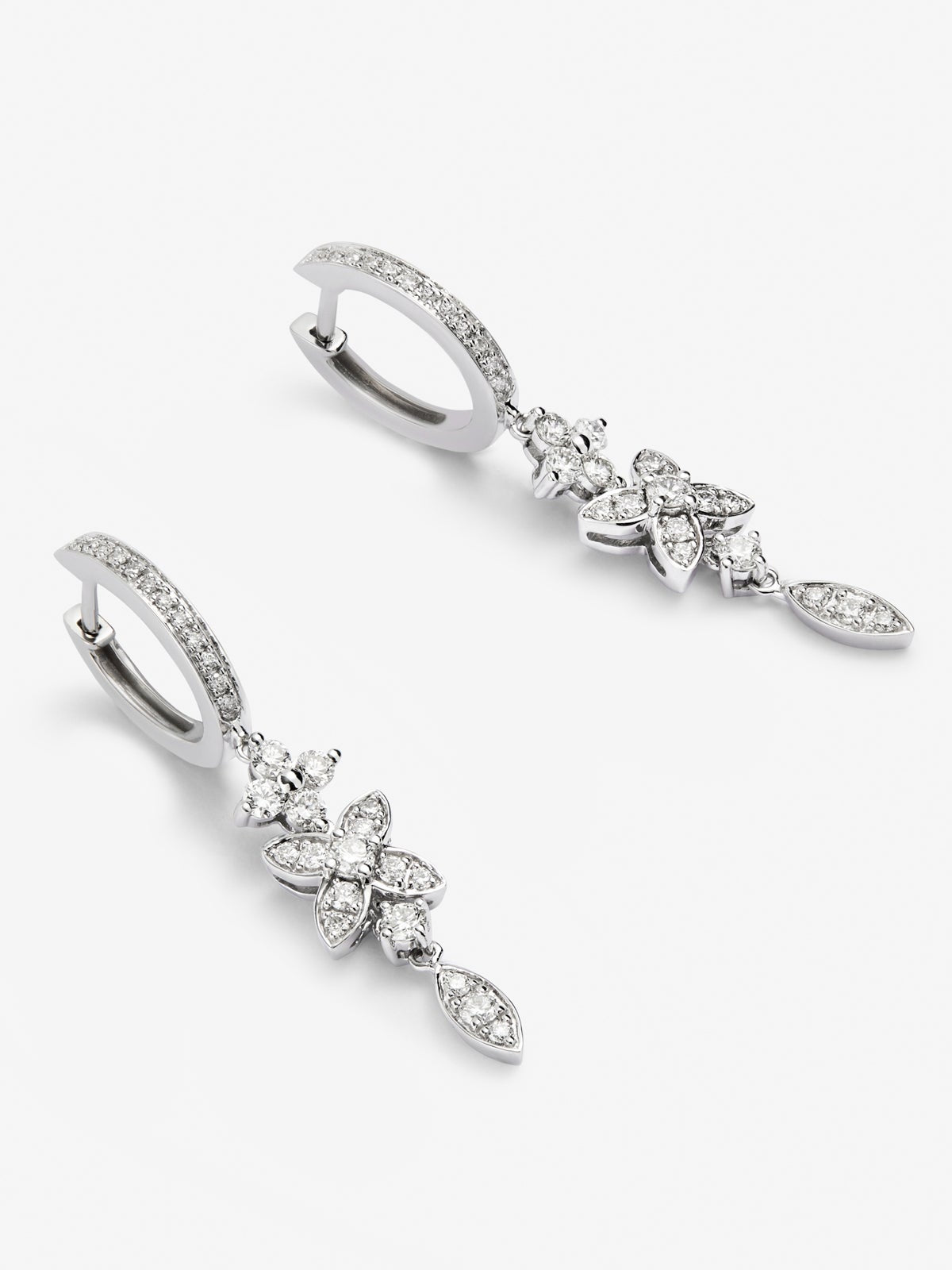 Pendientes de oro blanco de 18K con 58 diamantes en talla brillante con un total de 0,76 cts
