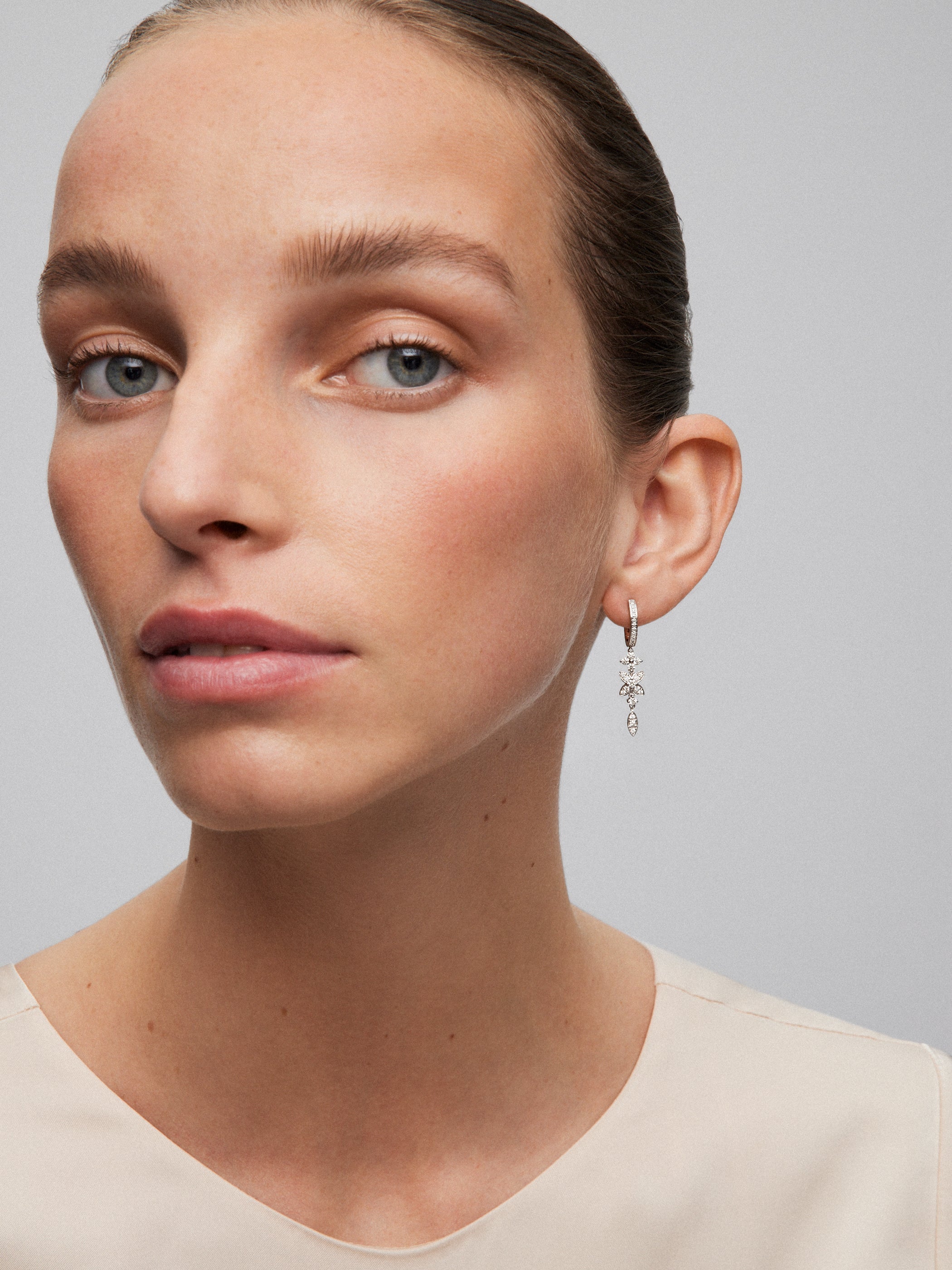 Pendientes de oro blanco de 18K con 58 diamantes en talla brillante con un total de 0,76 cts