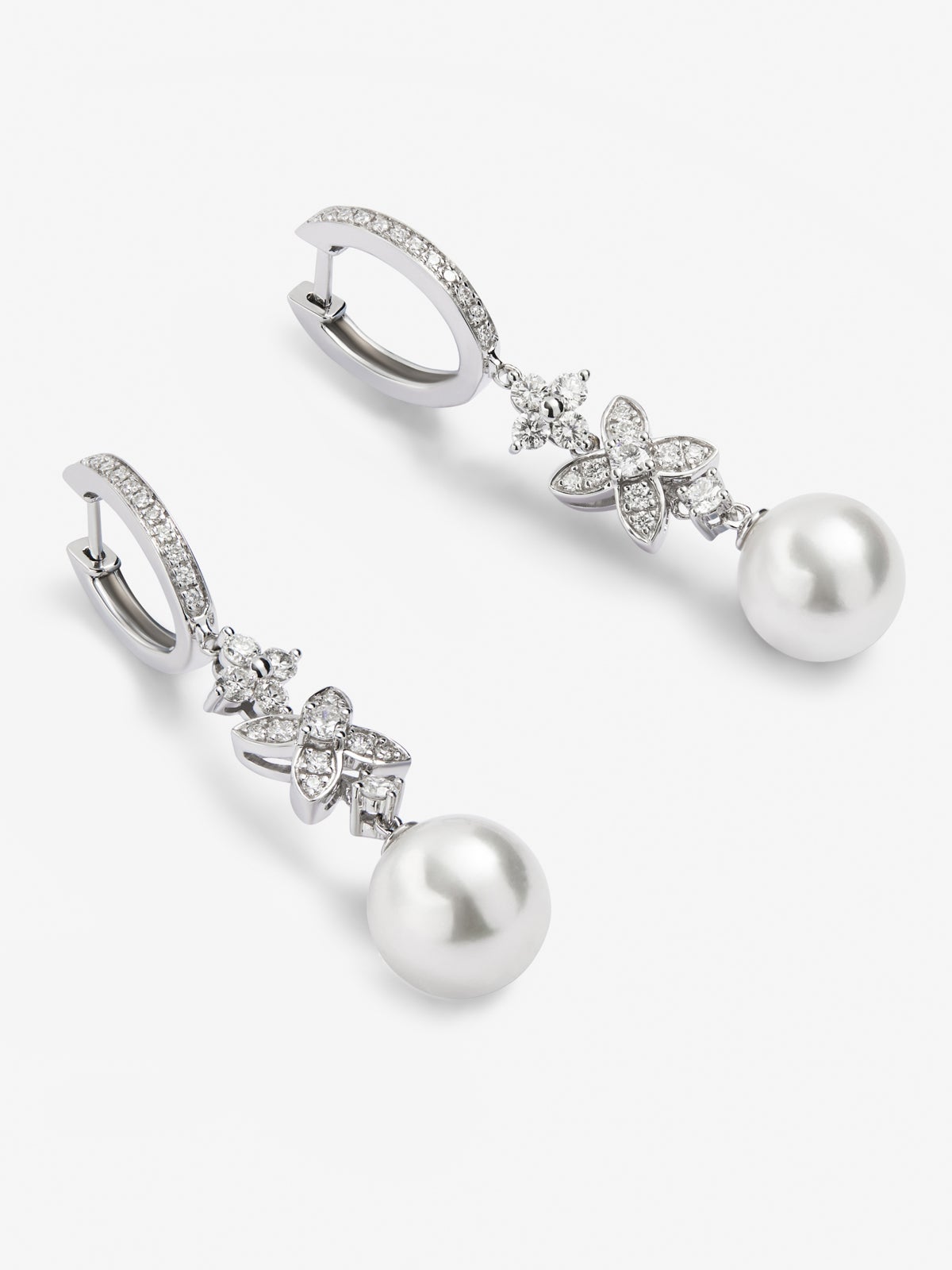 Pendientes de oro blanco de 18K con 52 diamantes en talla brillante con un total de 0,59 cts y 2 perlas akoya de 8,5 mm