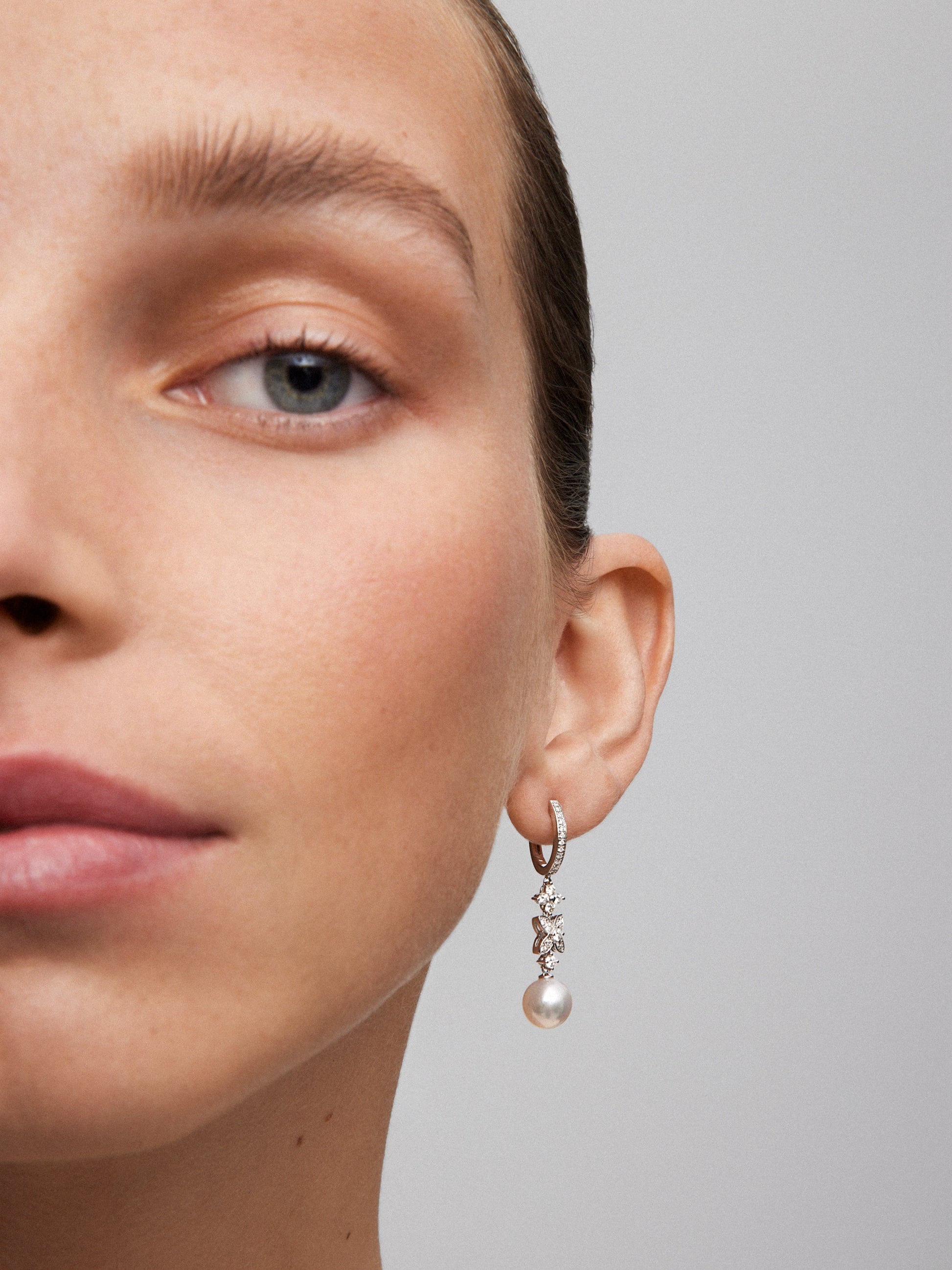 Pendientes de oro blanco de 18K con 52 diamantes en talla brillante con un total de 0,59 cts y 2 perlas akoya de 8,5 mm