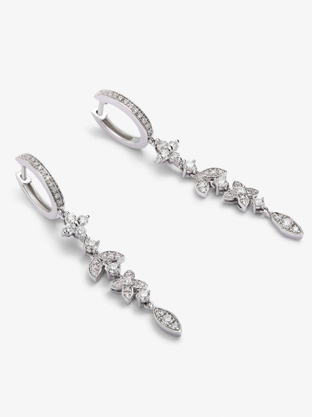 Pendientes de oro blanco de 18K con 70 diamantes en talla brillante con un total de 0,75 cts