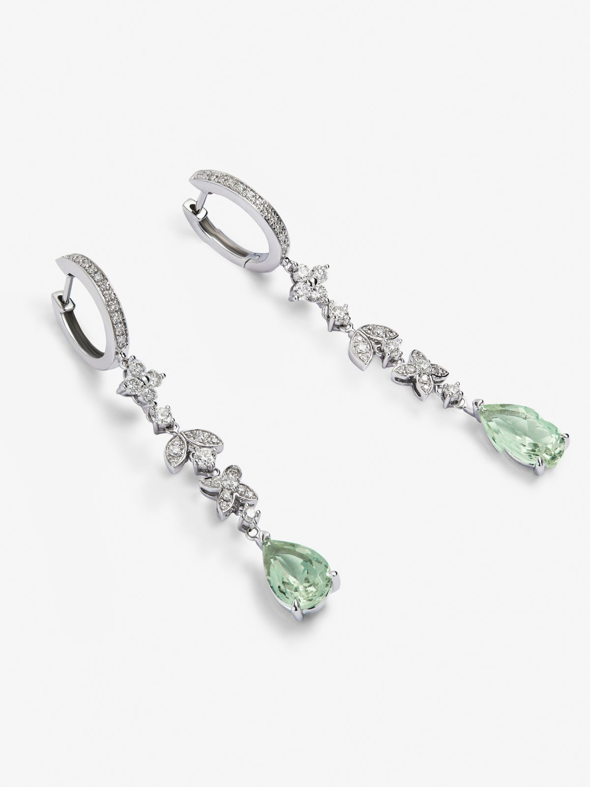 Pendientes de oro blanco de 18K con 64 diamantes en talla brillante con un total de 0,64 cts y 2 amatistas verdes en talla pera