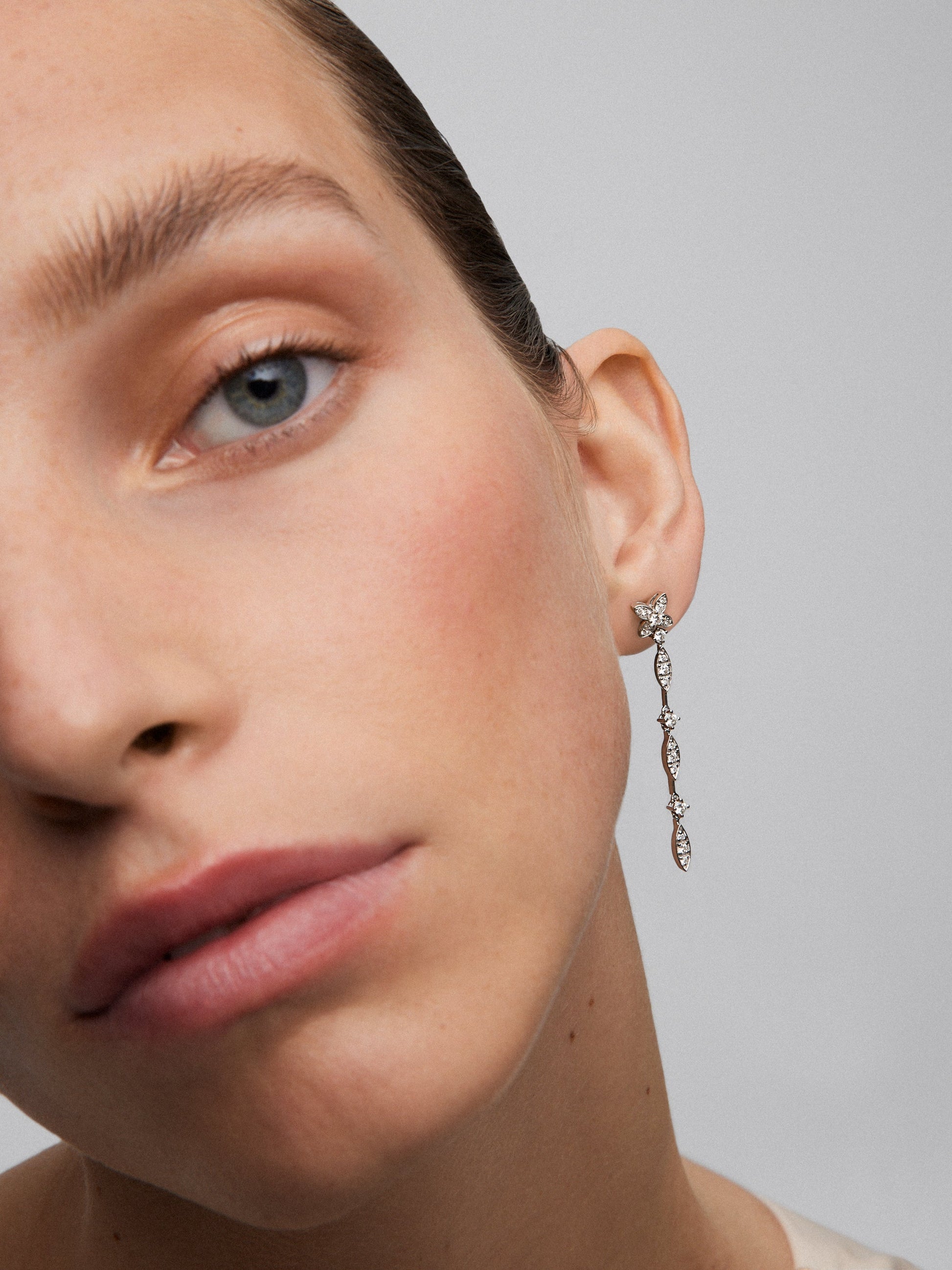 Pendientes de oro blanco de 18K con 44 diamantes en talla brillante con un total de 0,95 cts