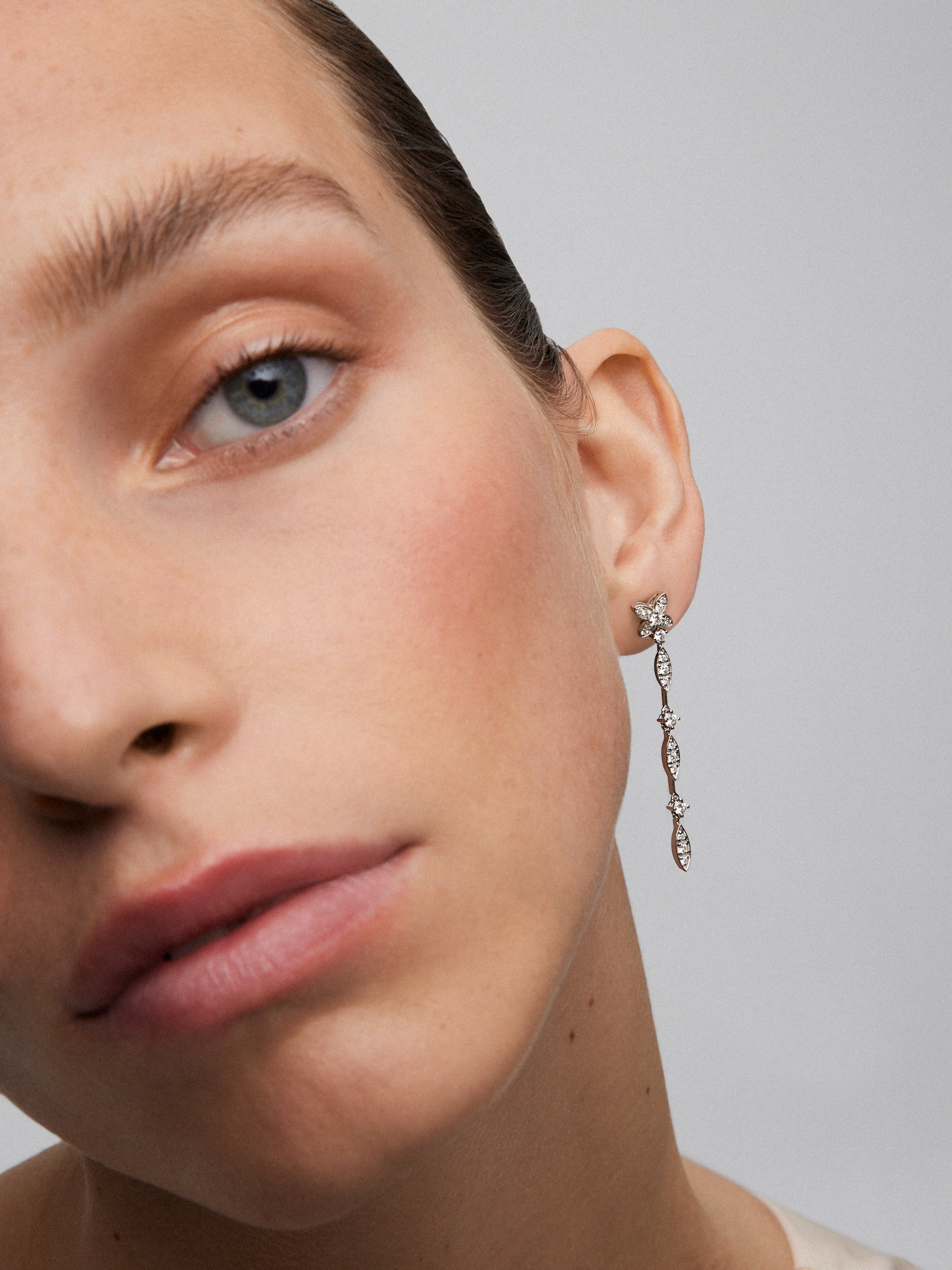 Pendientes de oro blanco de 18K con 44 diamantes en talla brillante con un total de 0,95 cts