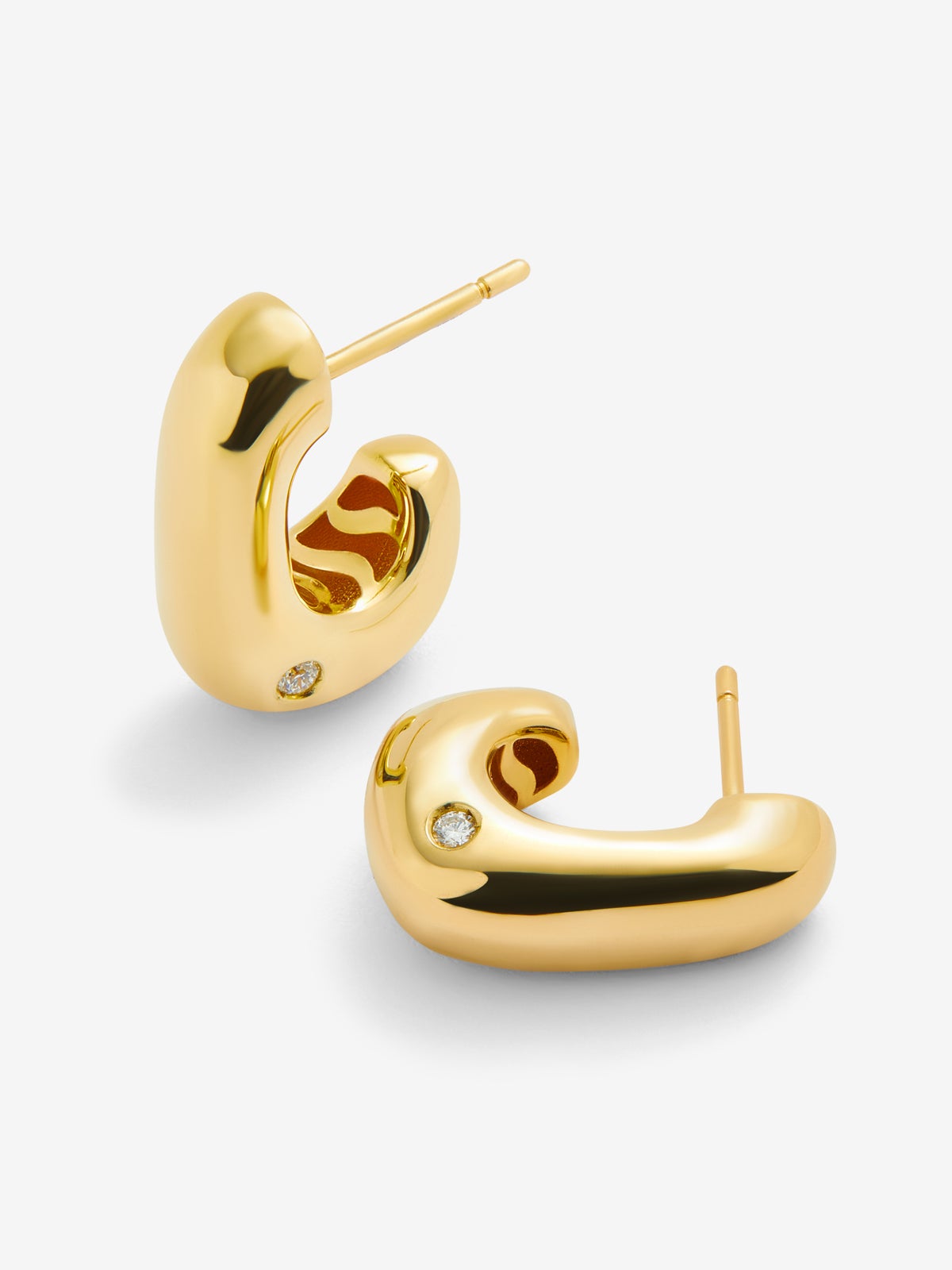 Pendientes medianos de aro de oro amarillo de 18K con diamantes en talla brillante de 0,05 cts