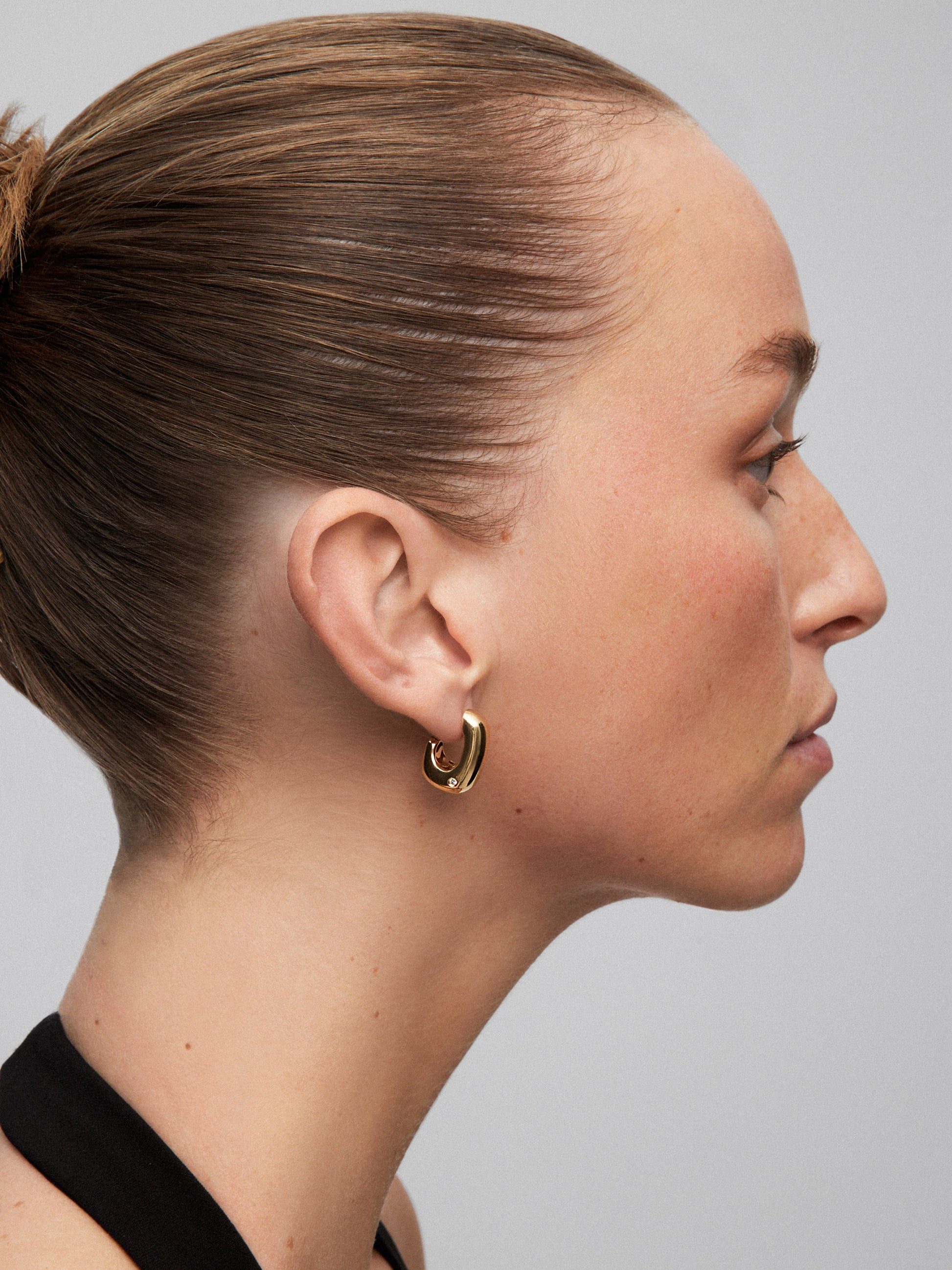 Pendientes medianos de aro de oro amarillo de 18K con diamantes en talla brillante de 0,05 cts