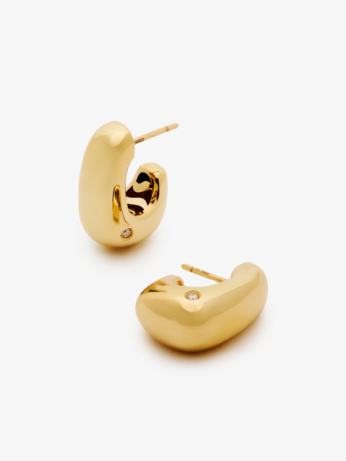 Pendientes pequeños de aro de oro amarillo de 18K con diamantes en talla brillante de 0,05 cts