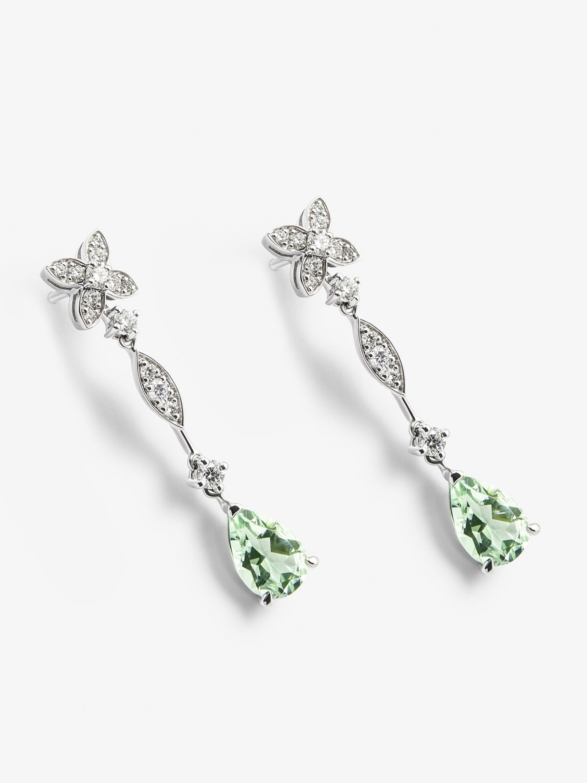 Pendientes de oro blanco de 18K con 30 diamantes en talla brillante con un total de 0,63 cts y 2 amatistas verdes en talla pera