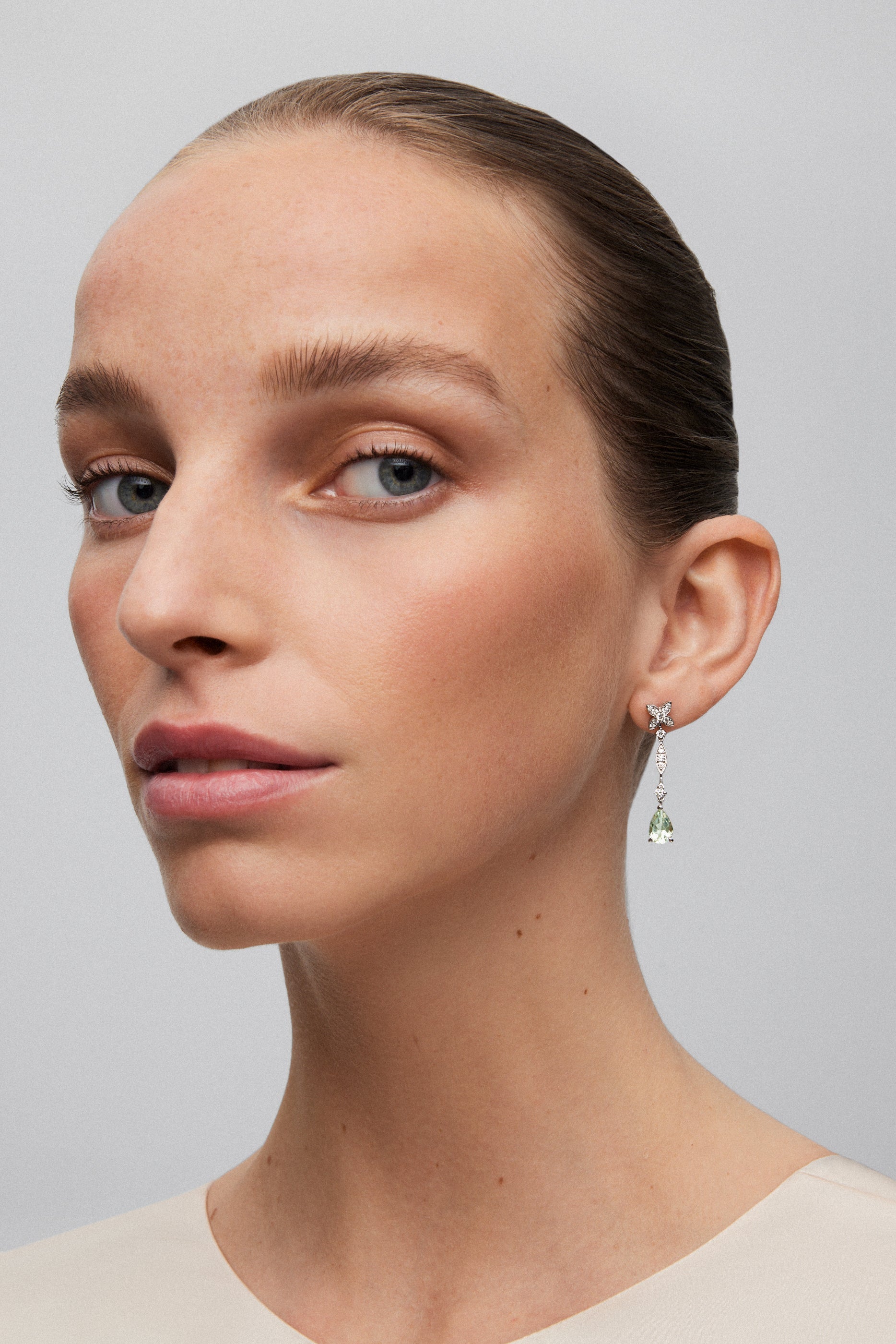 Pendientes de oro blanco de 18K con 30 diamantes en talla brillante con un total de 0,63 cts y 2 amatistas verdes en talla pera