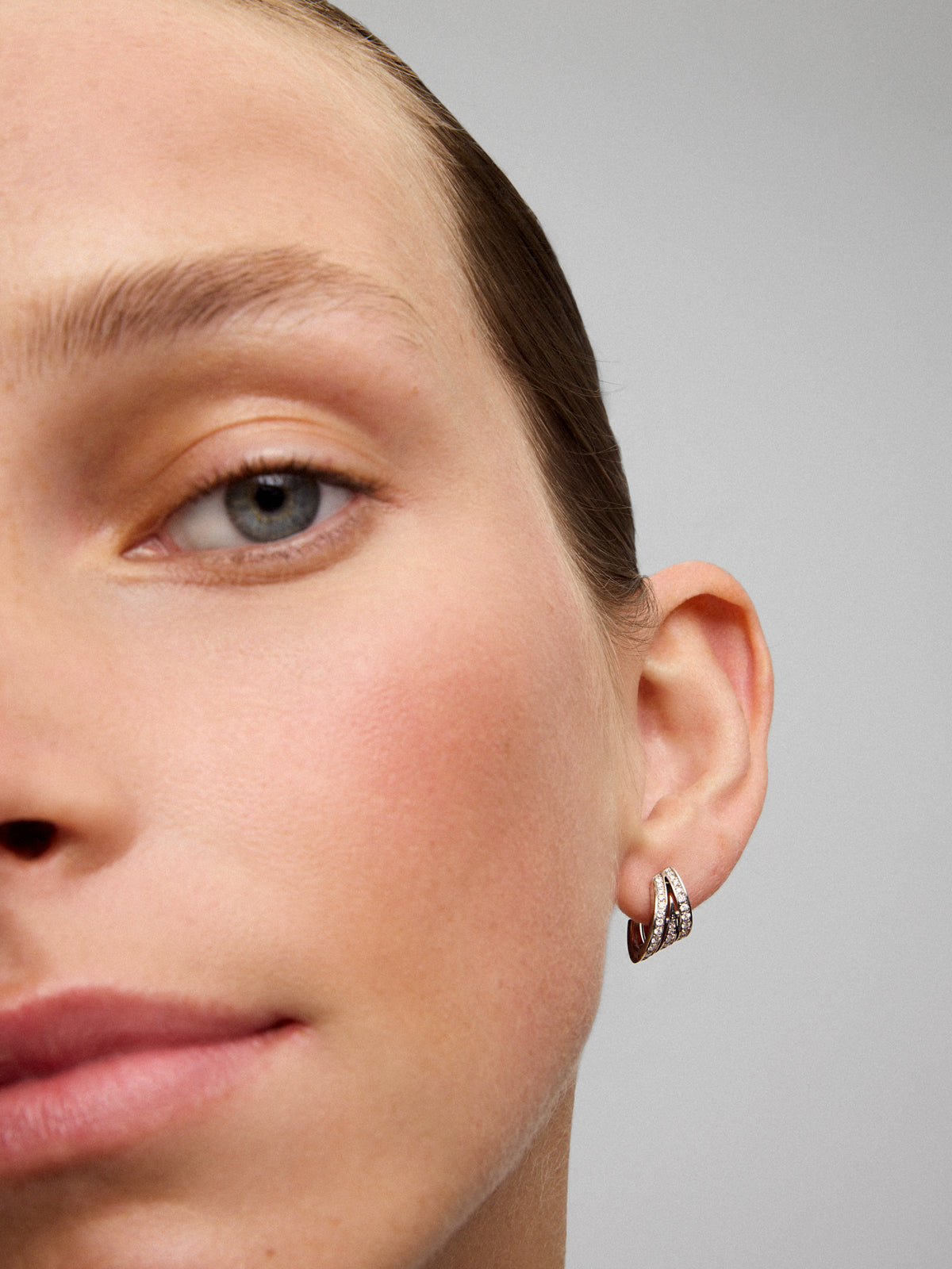 Pendientes de oro blanco de 18K con pavé de diamantes en talla brillante con un total de 0,52 cts