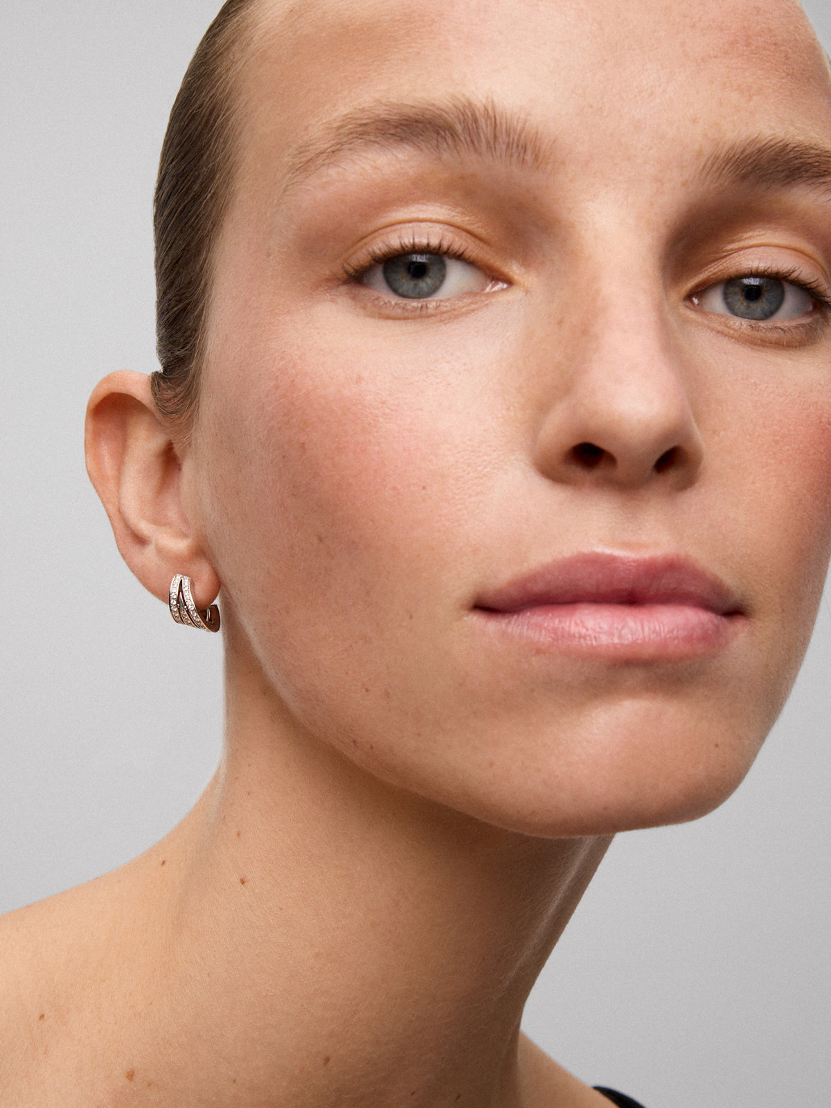 Pendientes de oro blanco de 18K con pavé de diamantes en talla brillante con un total de 0,52 cts