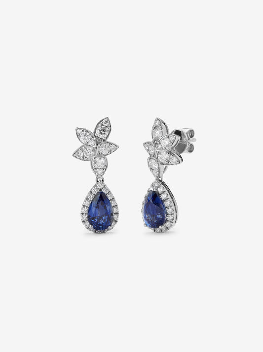 Pendientes de oro blanco de 18K con 2 zafiros azul cornflower en talla pera con un total de 4,3 cts y 56 diamantes en talla brillante con un total de 1,41 cts