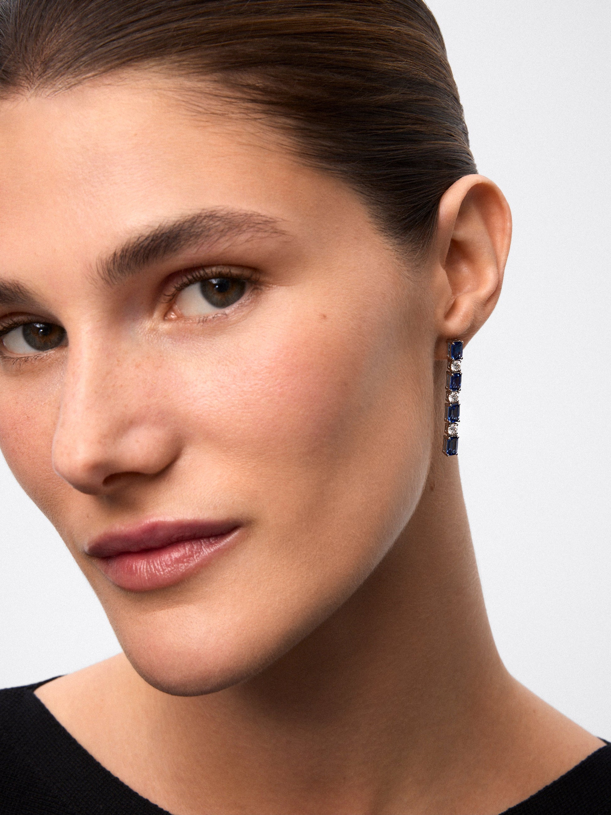 Pendientes colgantes en oro blanco de 18K con 8 zafiros azules en talla octogonal con un total de 4,79 cts y 6 diamantes en talla brillante con un total de 1 ct