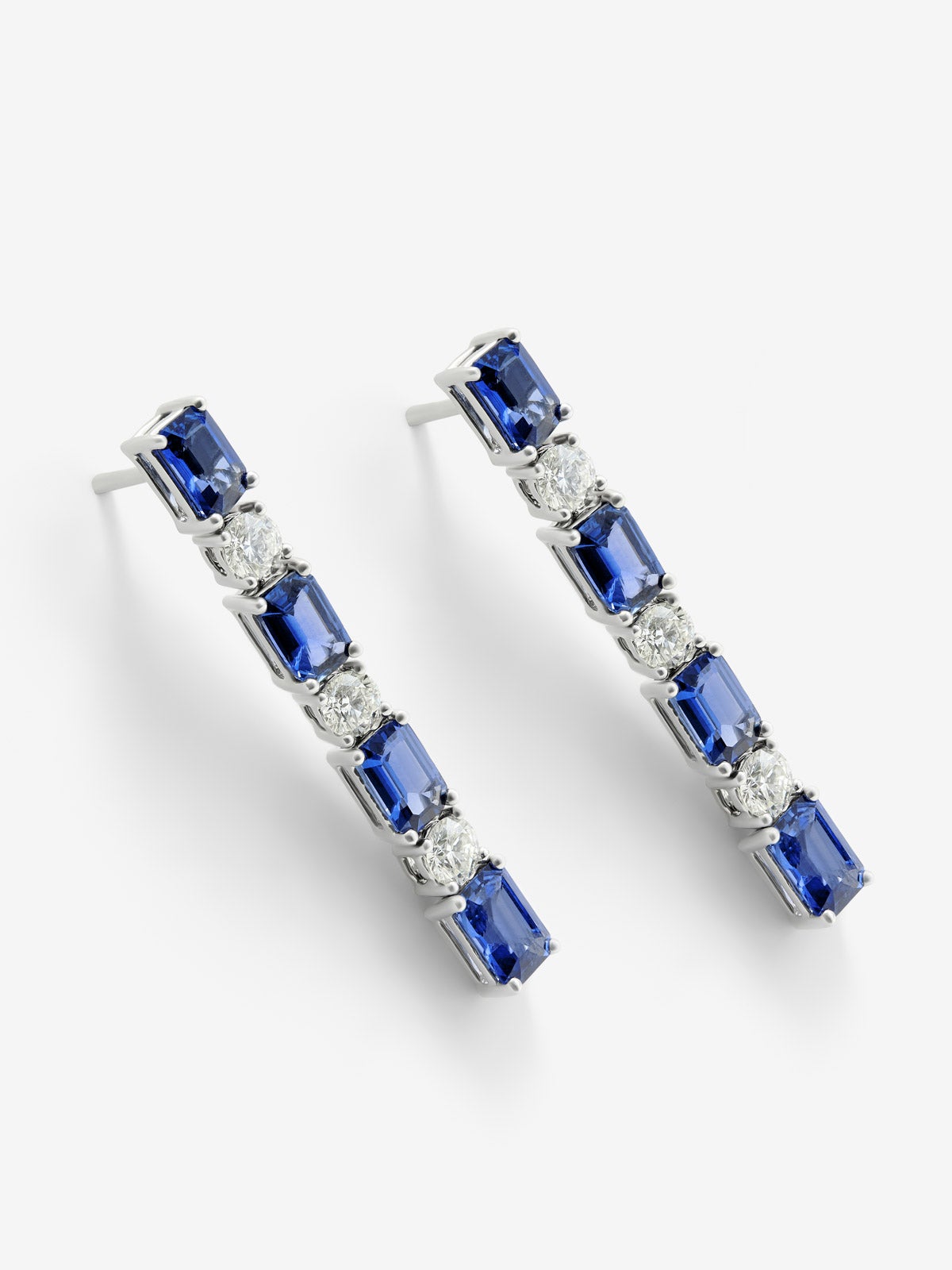 Pendientes colgantes en oro blanco de 18K con 8 zafiros azules en talla octogonal con un total de 4,79 cts y 6 diamantes en talla brillante con un total de 1 ct