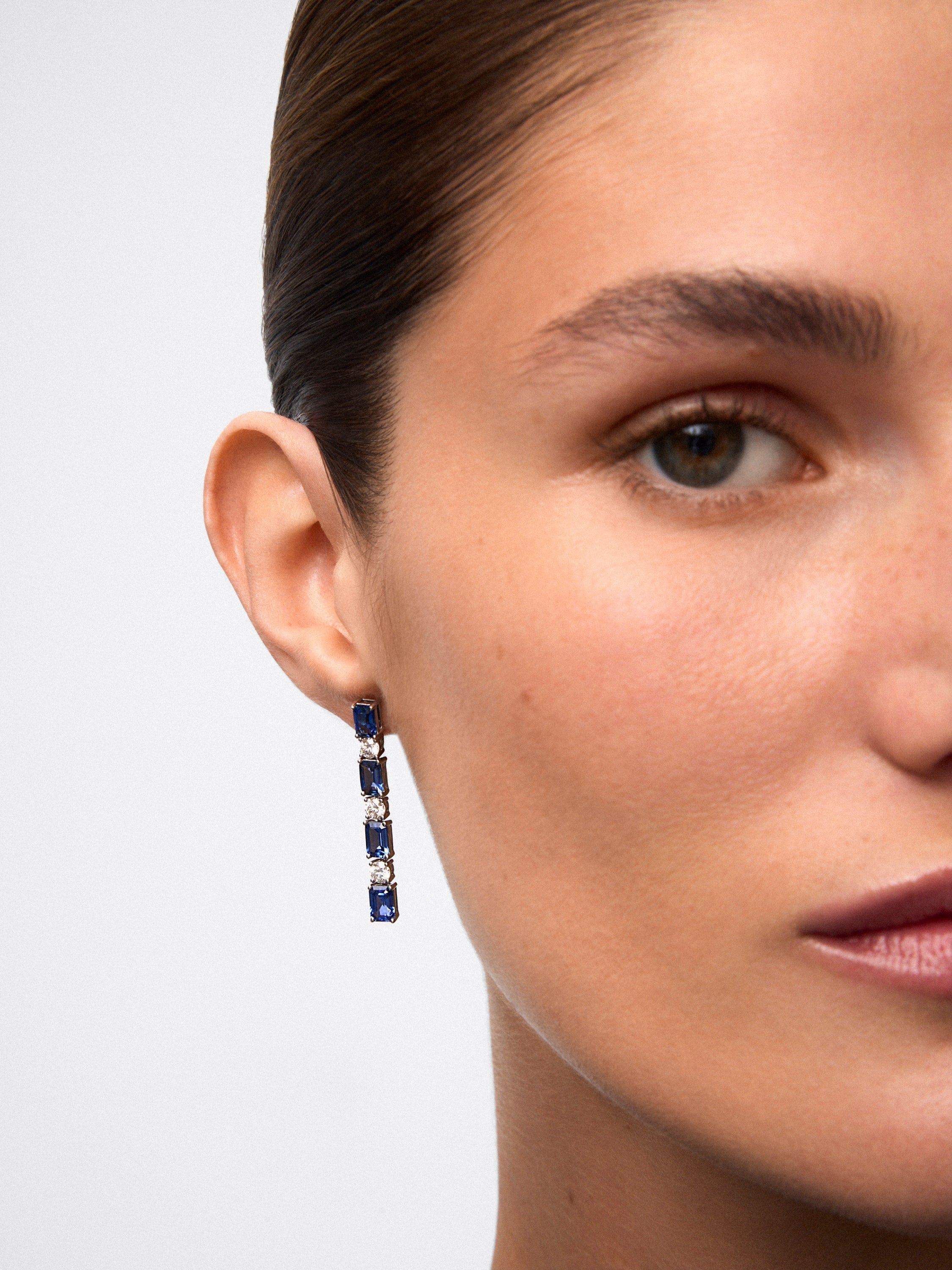 Pendientes colgantes en oro blanco de 18K con 8 zafiros azules en talla octogonal con un total de 4,79 cts y 6 diamantes en talla brillante con un total de 1 ct