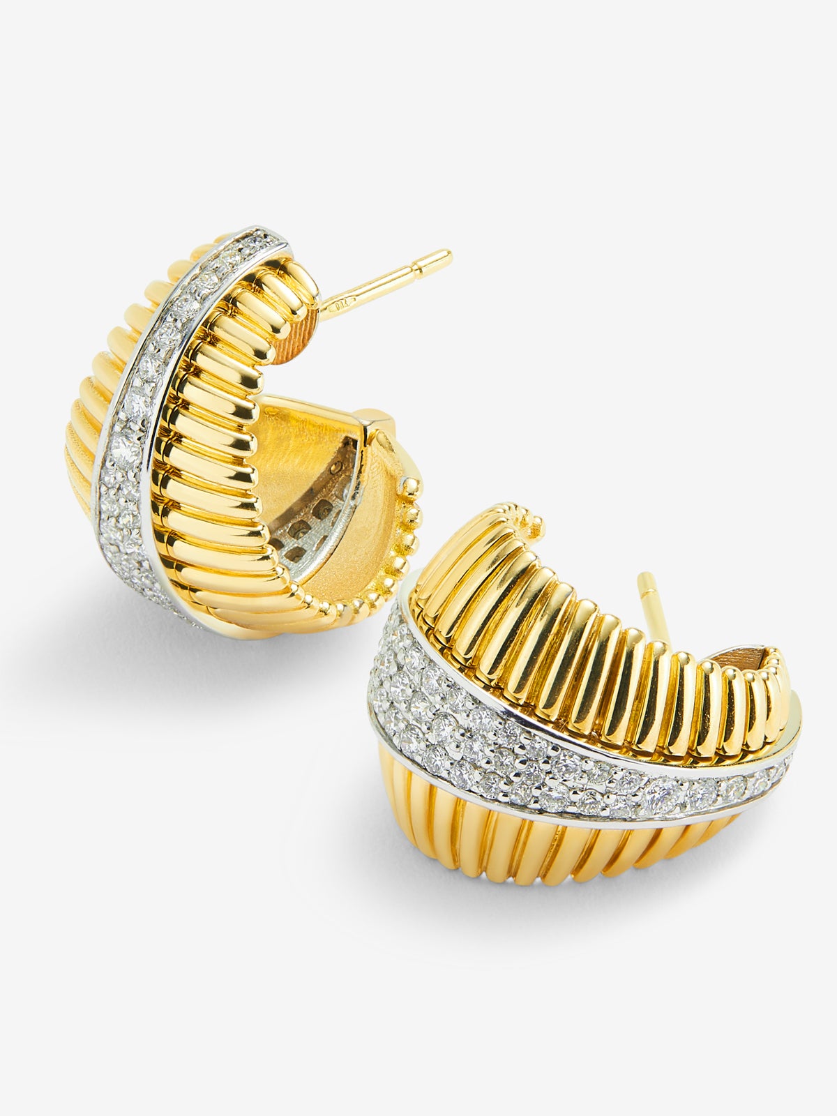 Pendientes gallonados de oro blanco y amarillo de 18K con pavé de diamantes en talla brillante con un total de 0,65 cts