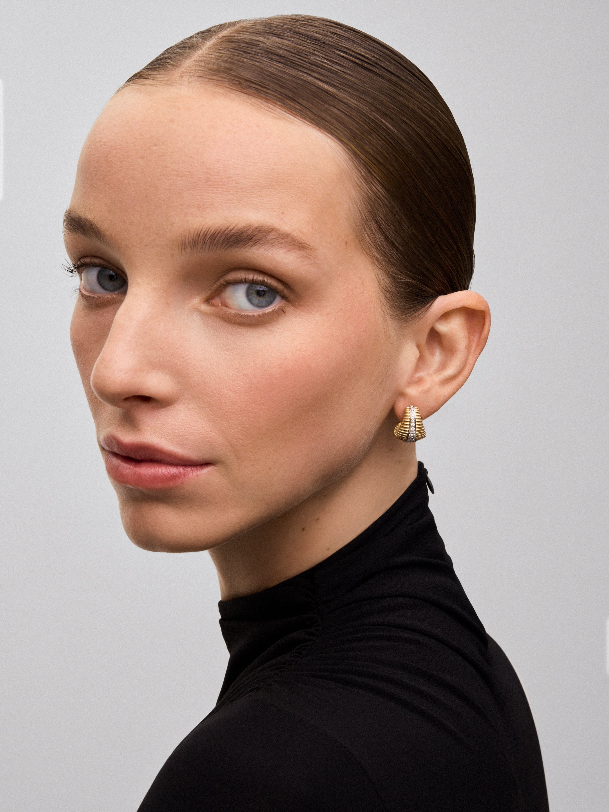 Pendientes gallonados de oro blanco y amarillo de 18K con pavé de diamantes en talla brillante con un total de 0,65 cts