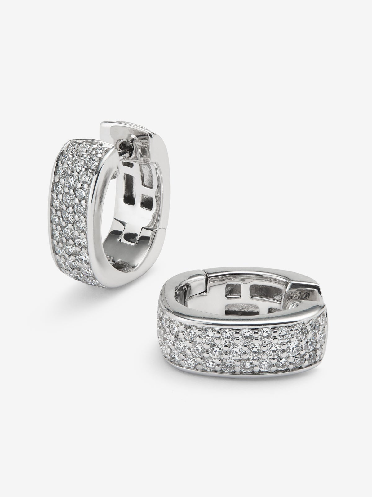 Pendientes de oro blanco de 18K con pavé de diamantes en talla brillante
