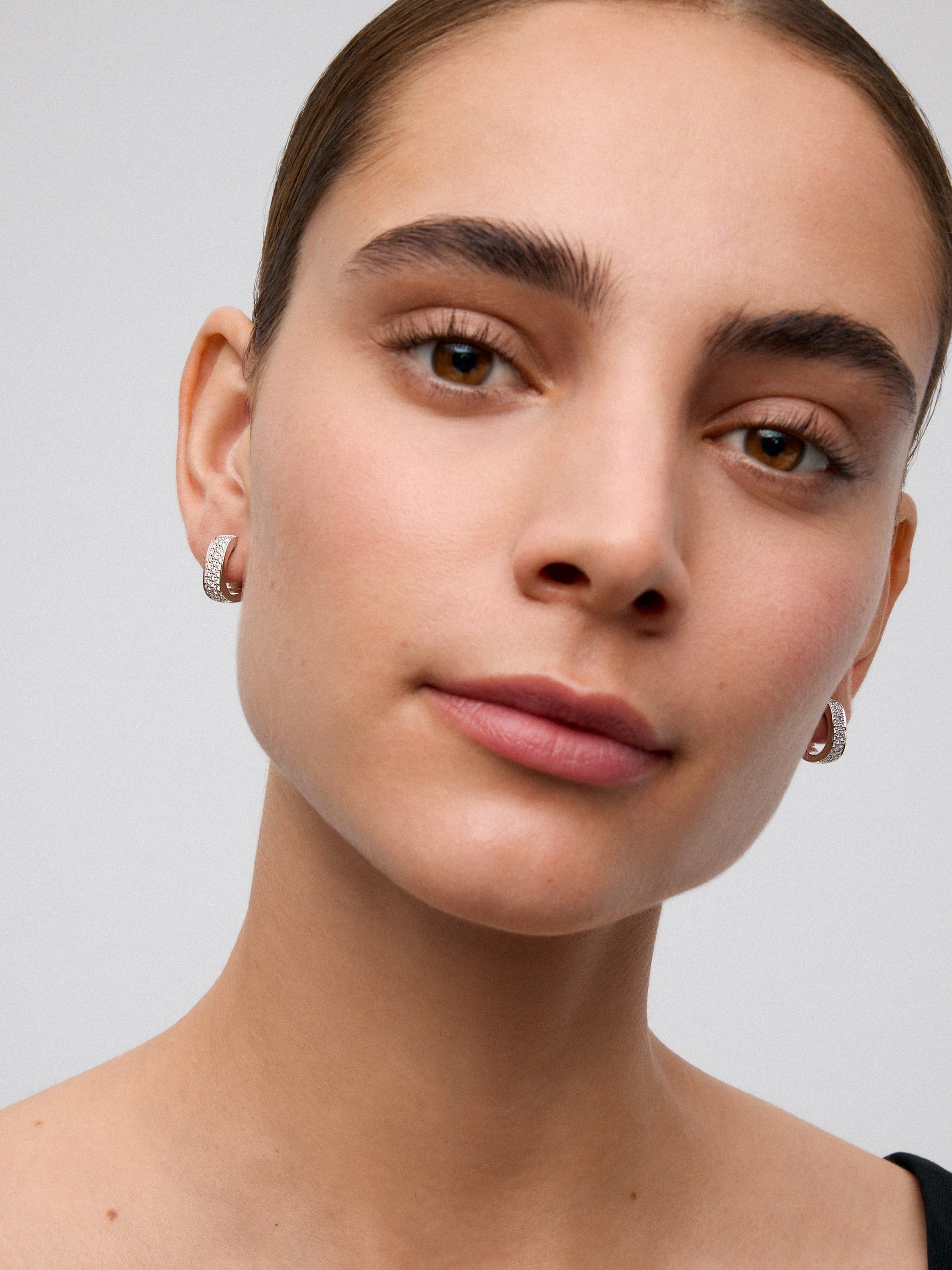 Pendientes de oro blanco de 18K con pavé de diamantes en talla brillante