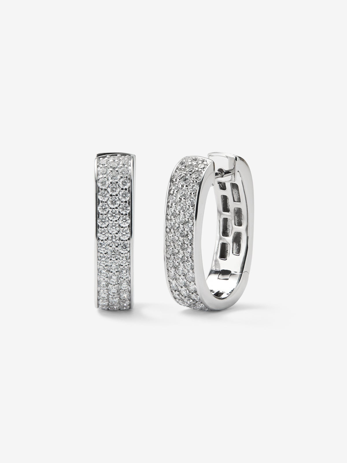 Pendientes de oro blanco de 18K con pavé de diamantes en talla brillante