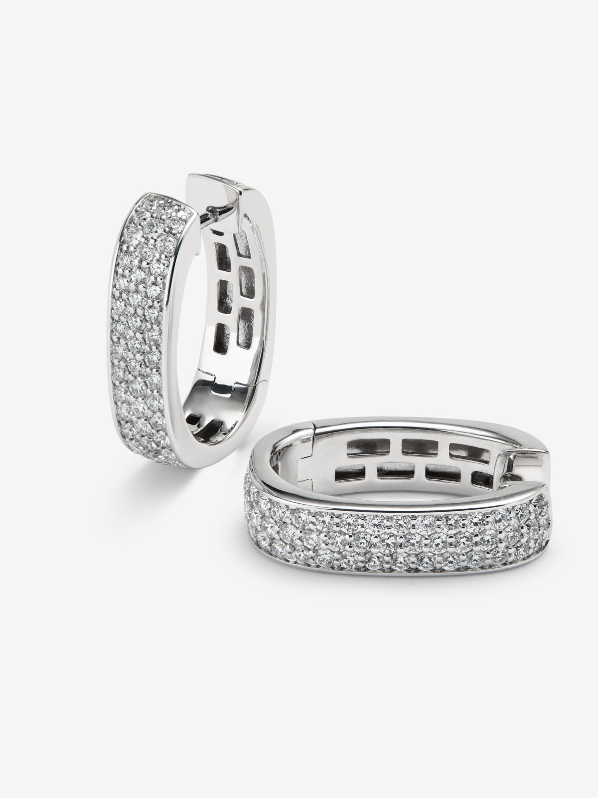 Pendientes de oro blanco de 18K con pavé de diamantes en talla brillante