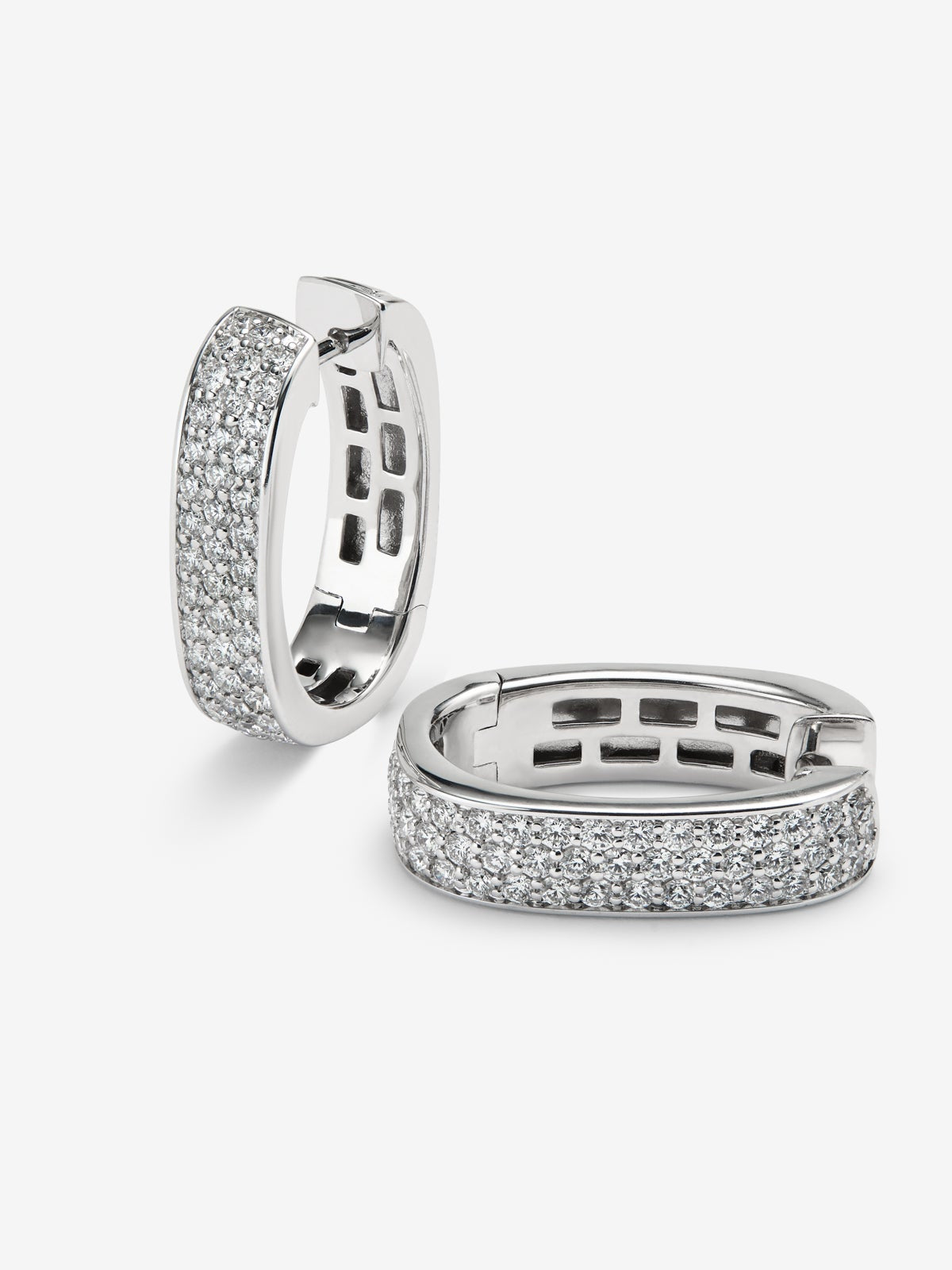 Pendientes de oro blanco de 18K con pavé de diamantes en talla brillante