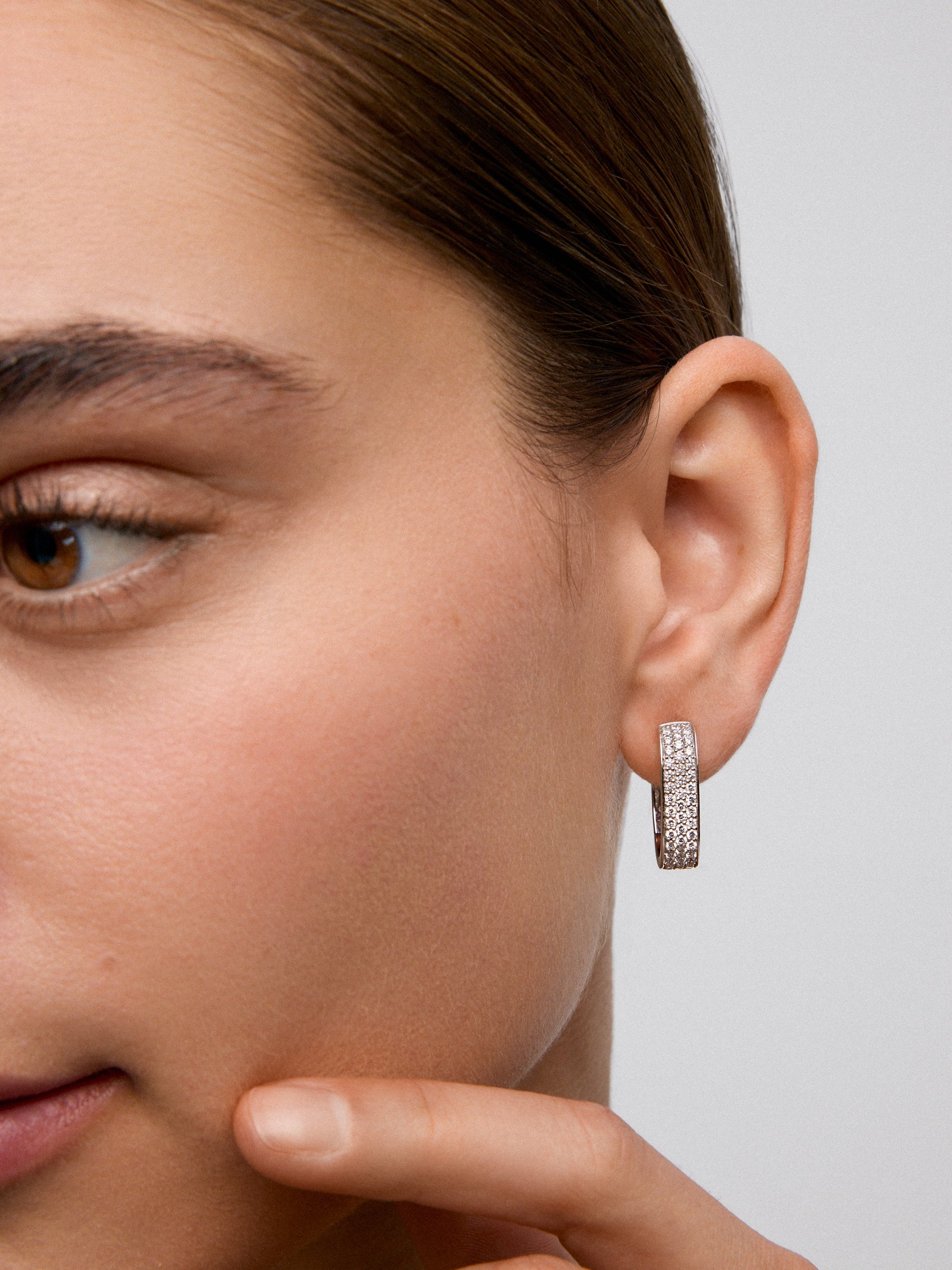 Pendientes de oro blanco de 18K con pavé de diamantes en talla brillante