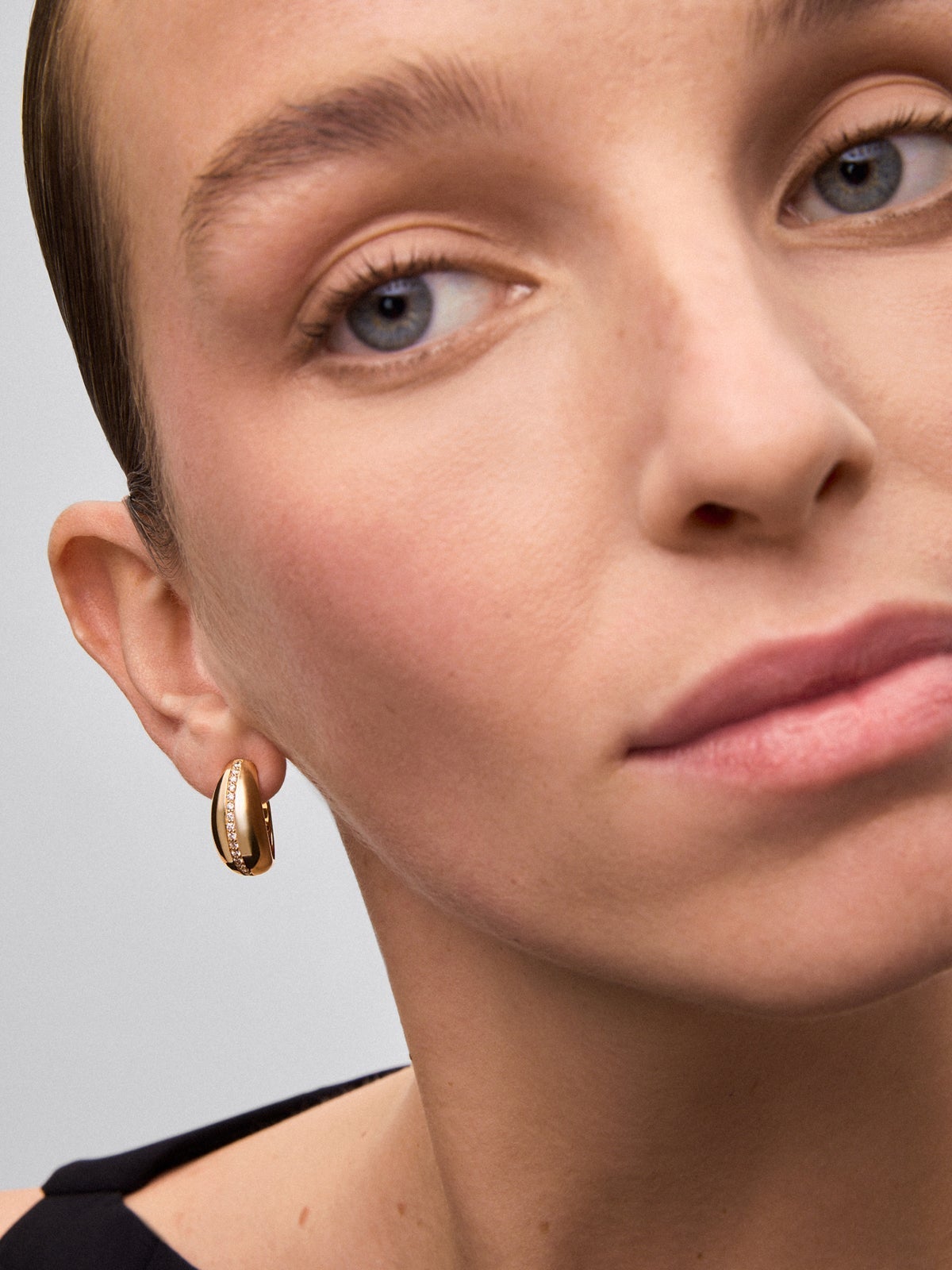 Pendientes de aro de oro amarillo de 18K con pavé de diamantes en talla brillante