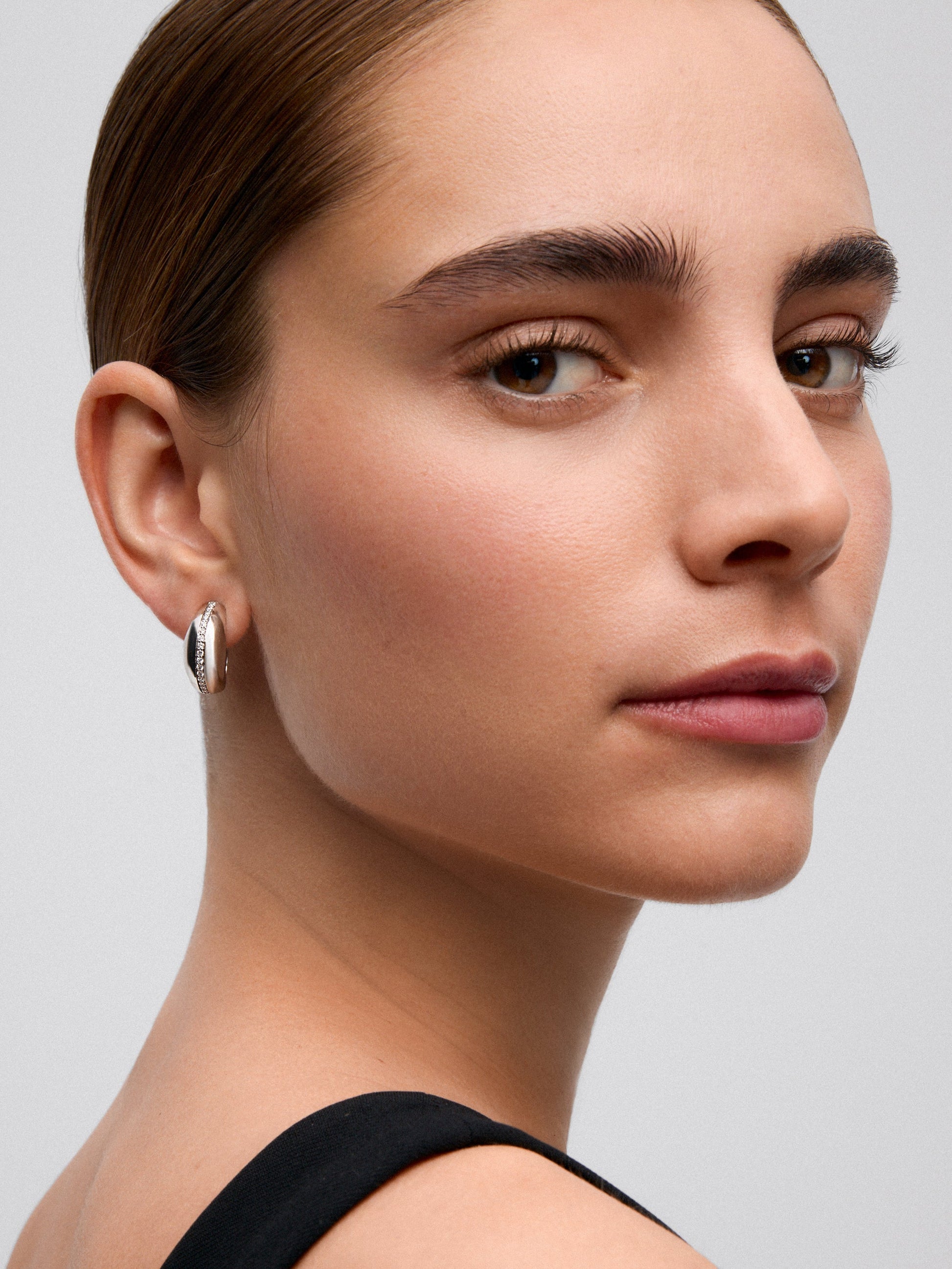 Pendientes de aro de oro blanco de 18K con pavé de diamantes en talla brillante