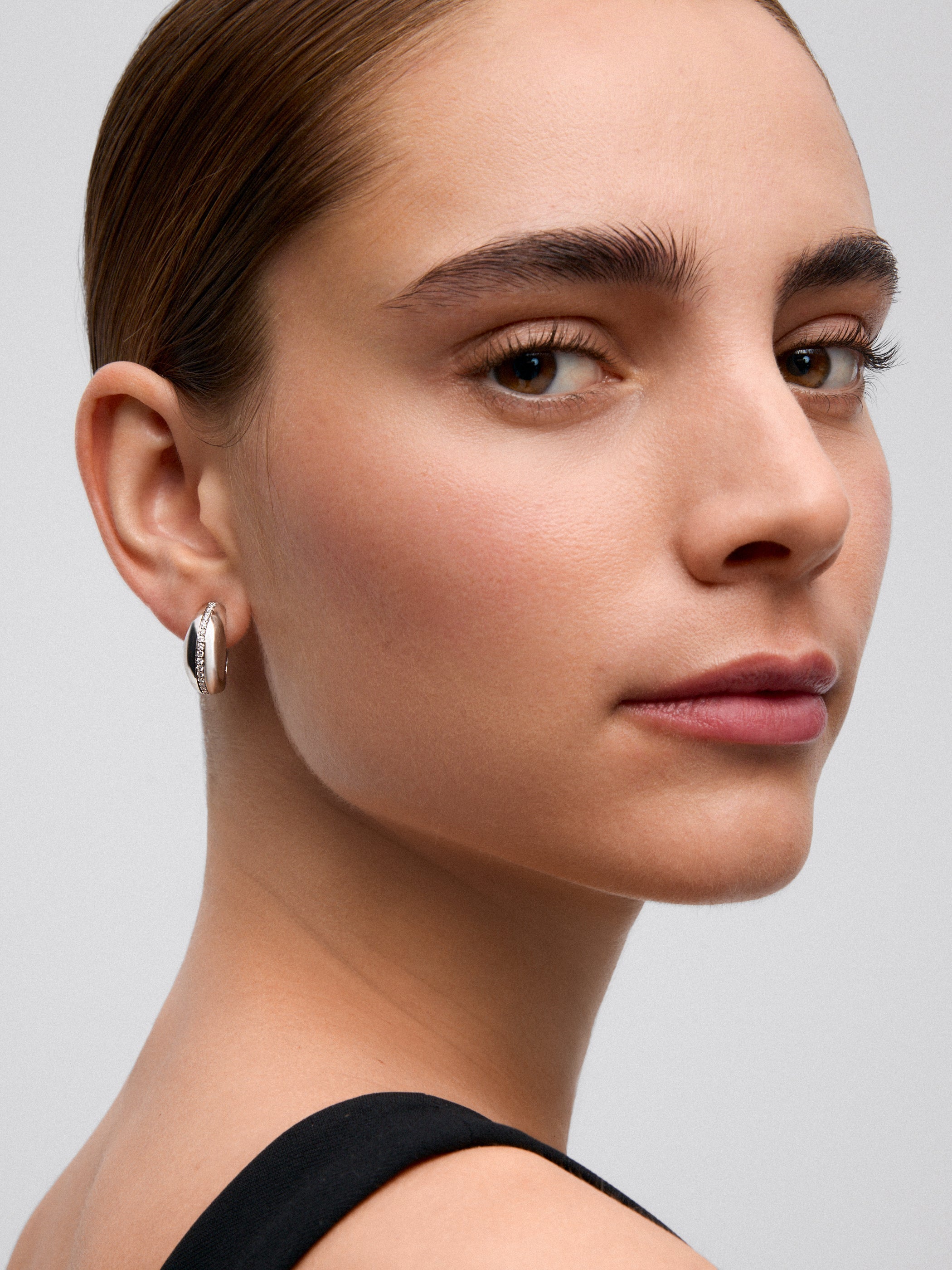 Pendientes de aro de oro blanco de 18K con pavé de diamantes en talla brillante